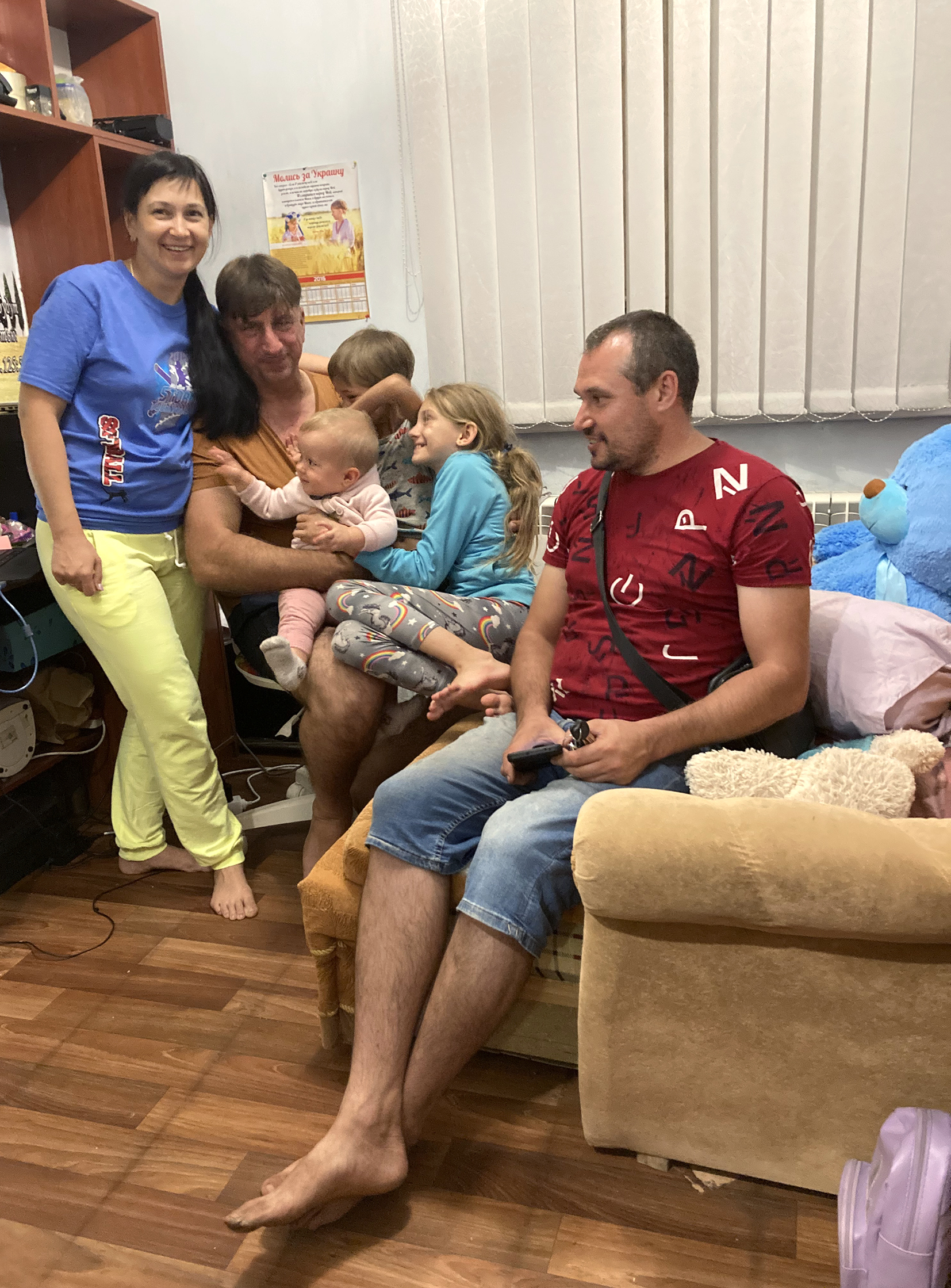 Porada v Pokrovsku před cestou. (Oleh a Žeňa s dětmi, v popředí Vitalij)