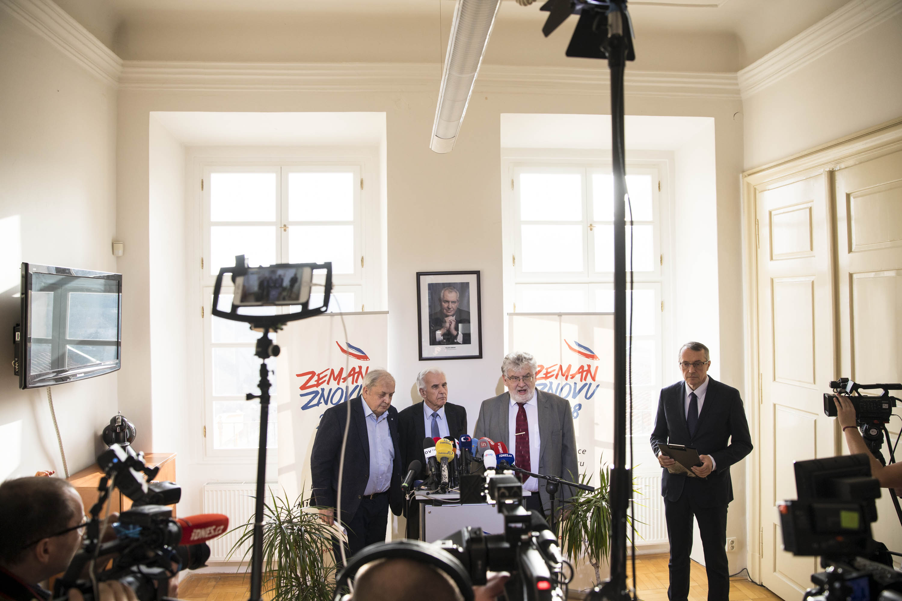 Lékařské konzilium Miloše Zemana oznámilo, že prezident je v dobrém fyzickém i psychickém stavu. 9.1. 2018