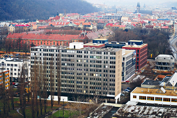 Fotografie: Tohle a památka? Leda tak památka na komouše. (Hotelový dům, Karlín) - Autor: Matěj Stránský