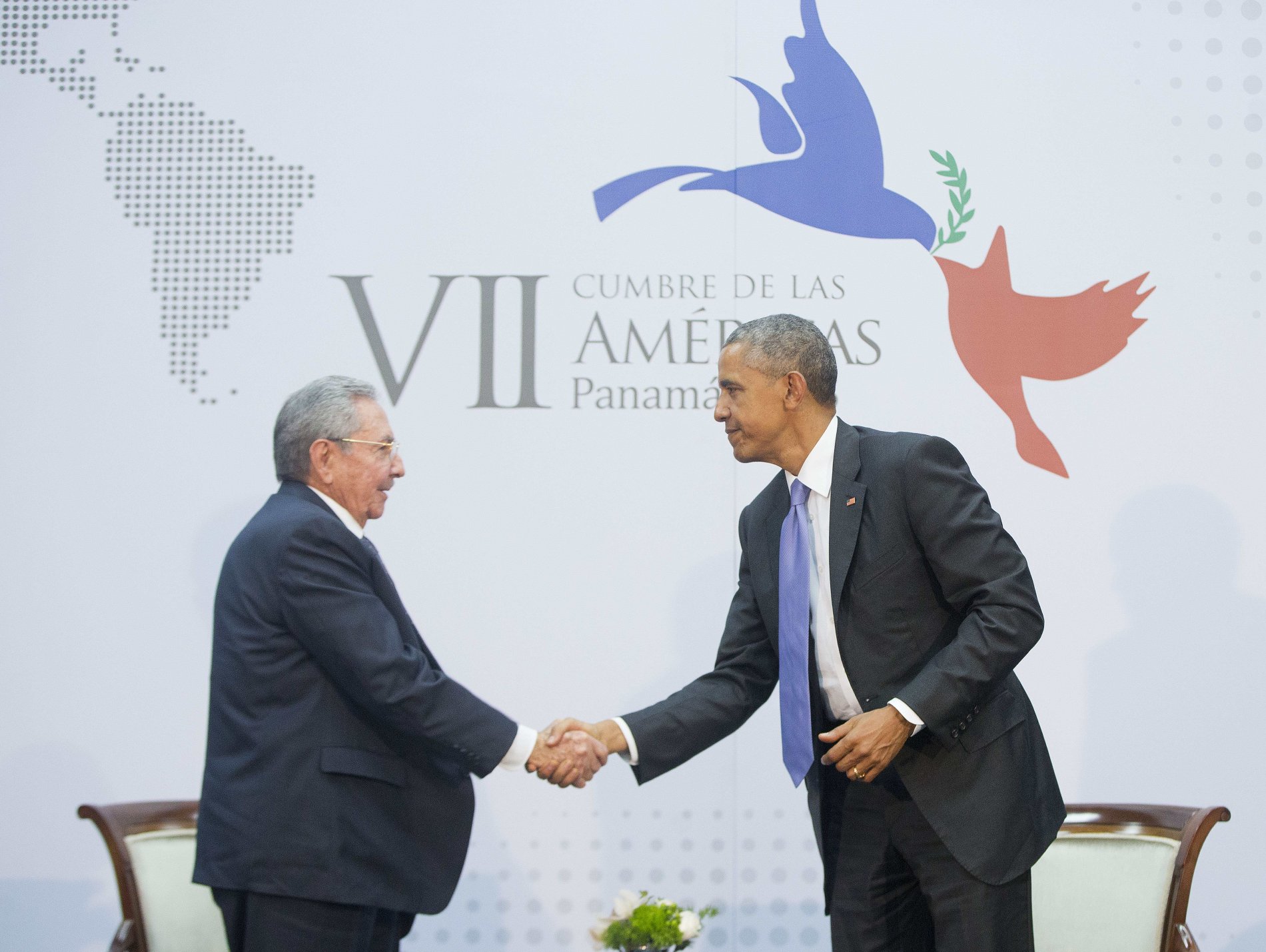 Americký prezident Barack Obama a kubánský prezident Raúl Castro na jednání v Panamě