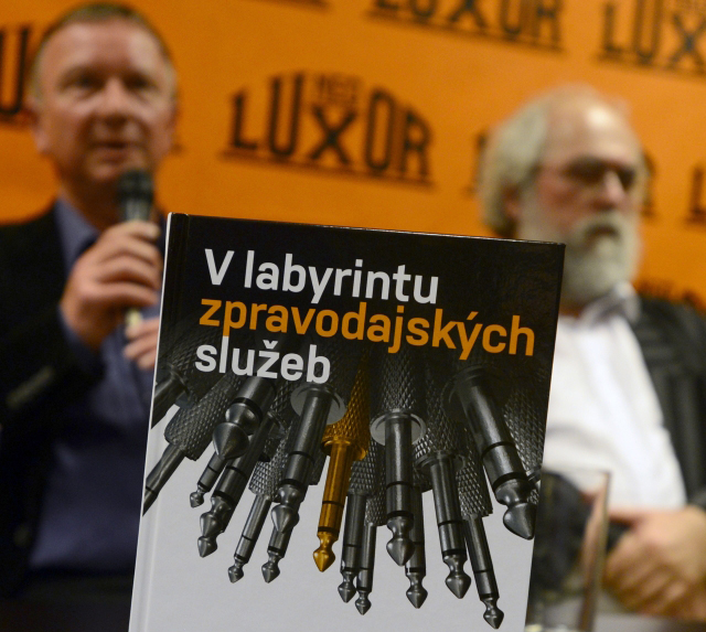 Novinář Jan Schneider pokřtil knihu bývalého ředitele Bezpečnostní informační služby Jiřího Růžka (vlevo)