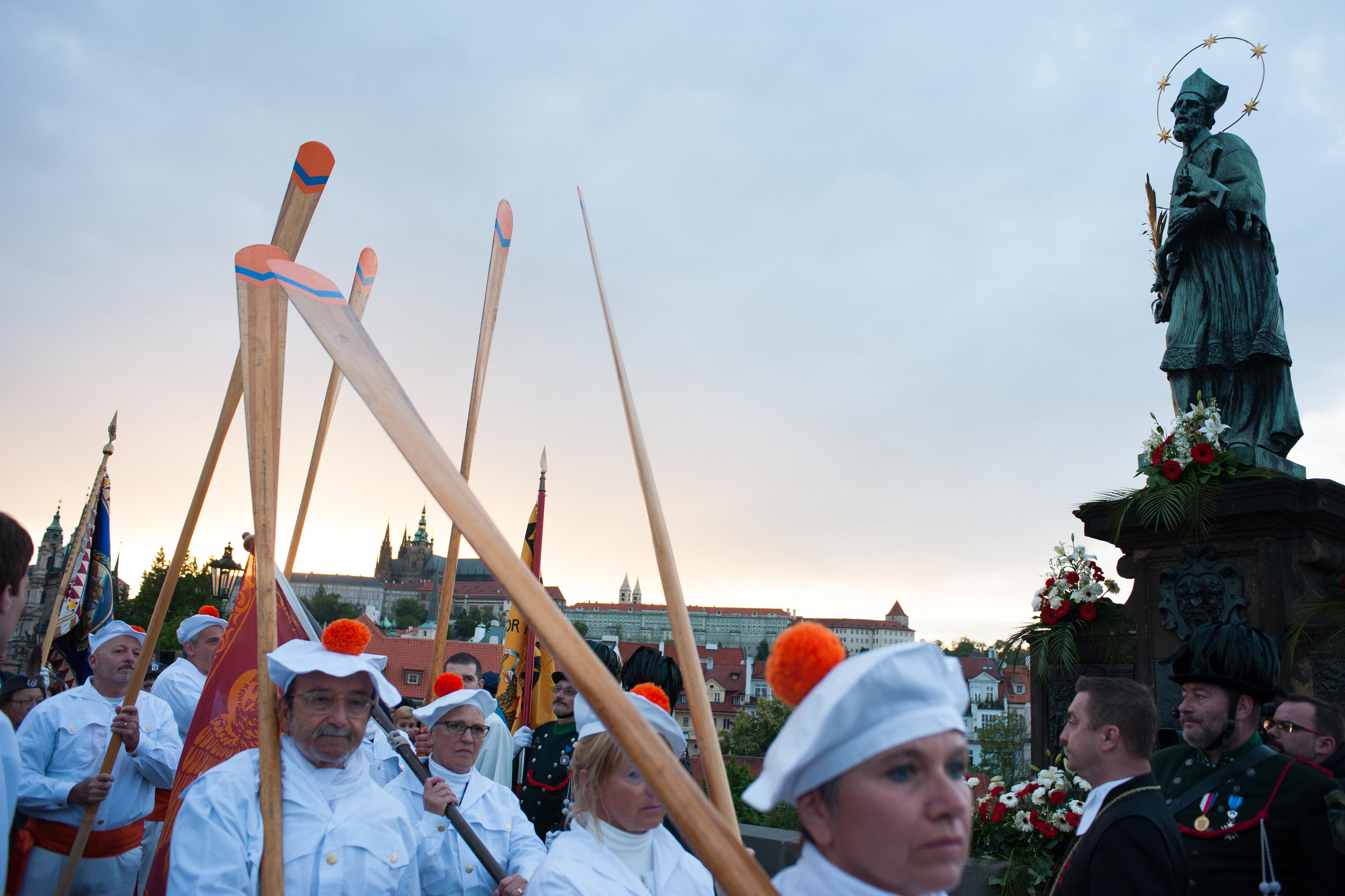 Benátští gondoliéři před sochou Jana Nepomuckého, Karlův most