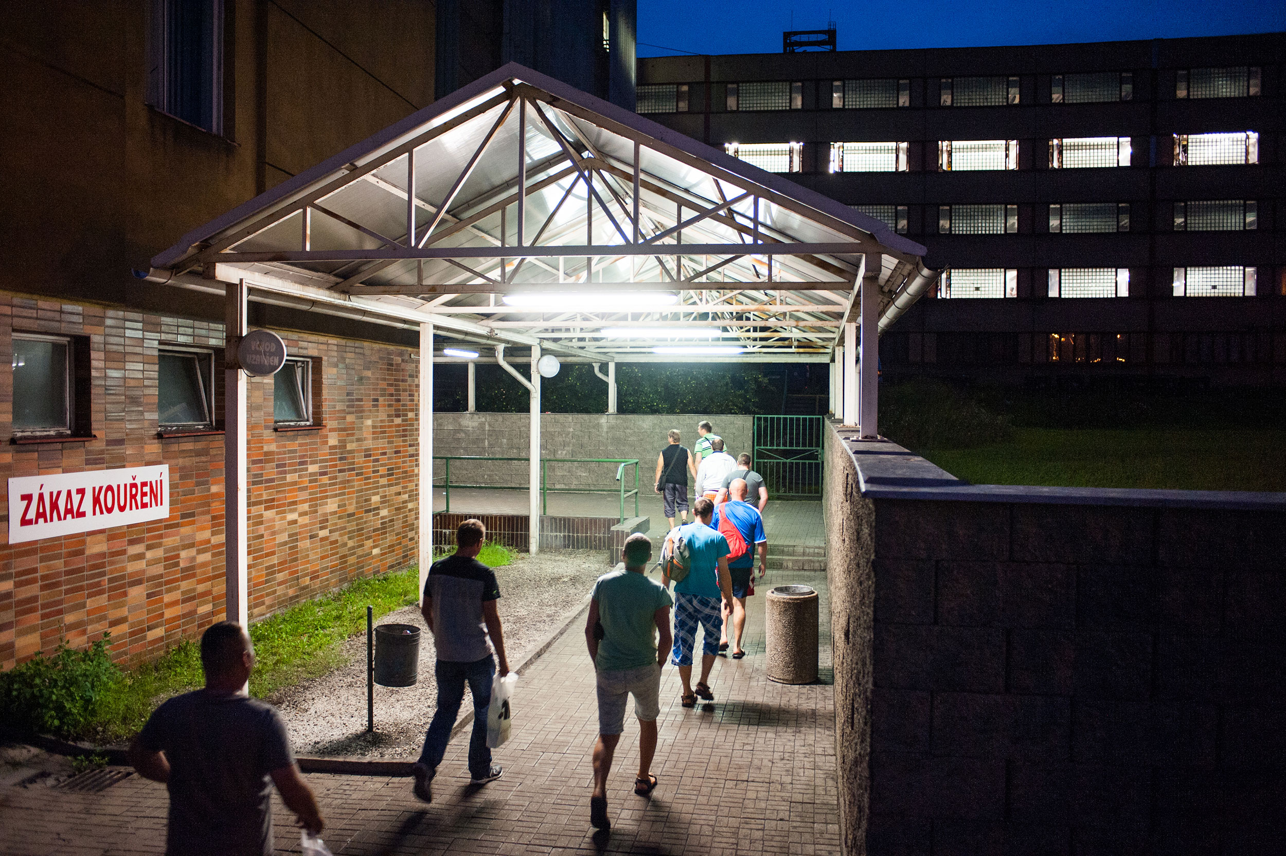 Horníci nastupují na ranní šichtu, důl Darkov.