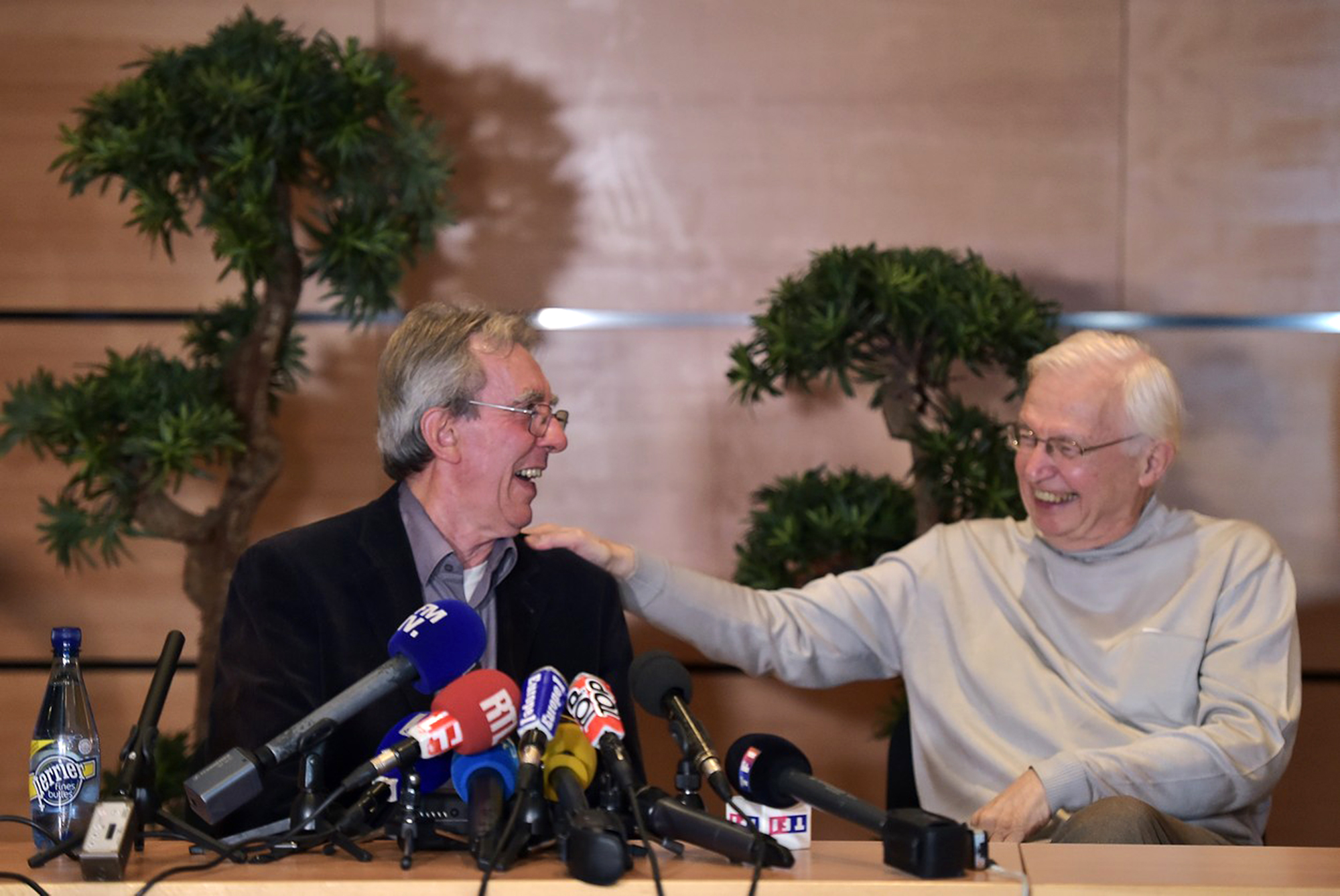 Vítěz letošní Nobelovy ceny za chemii, Francouz Jean-Pierre Sauvage (vlevo) 