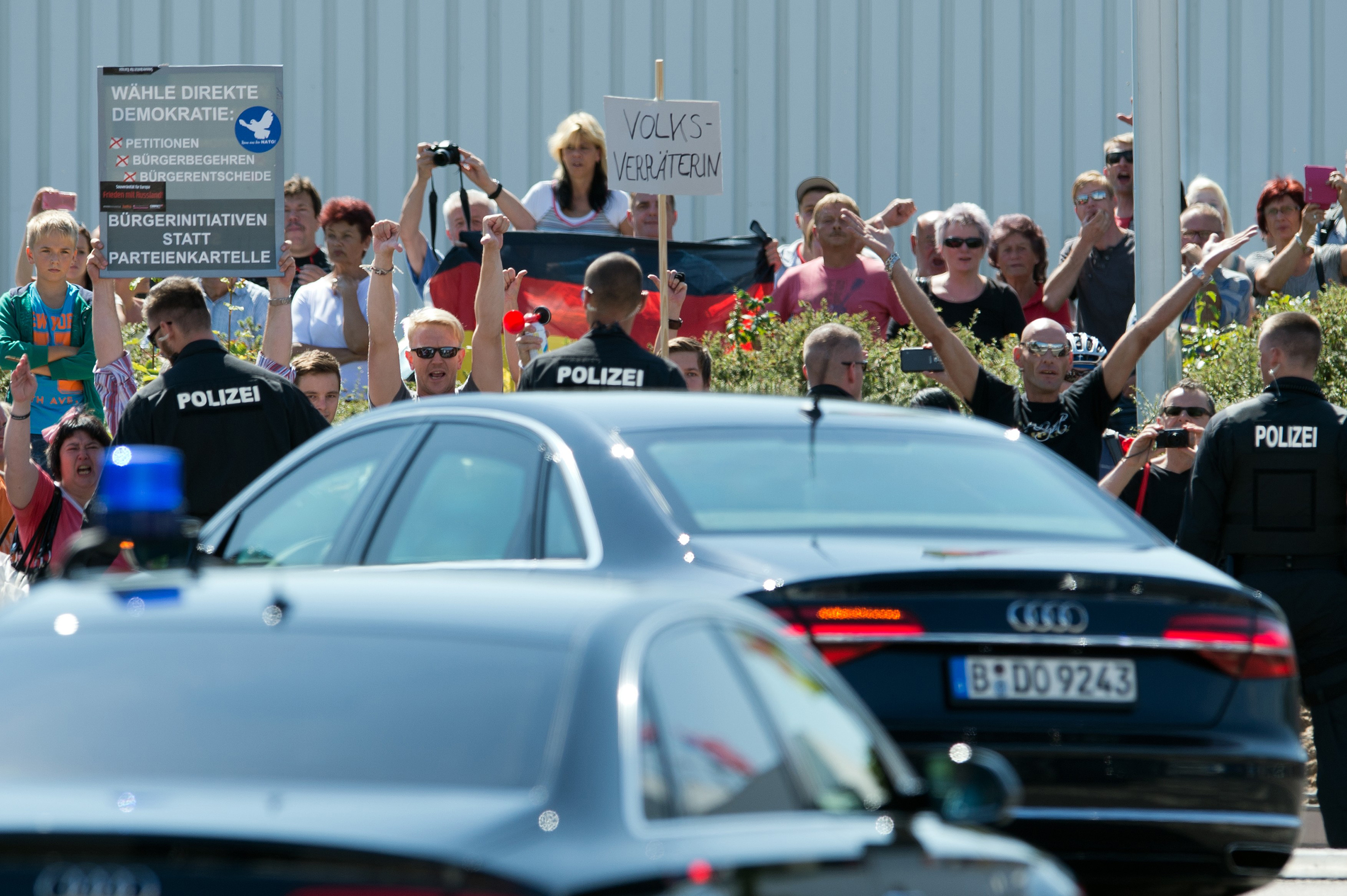 Sasové protestují proti uprchlické politice Angely Merkelové