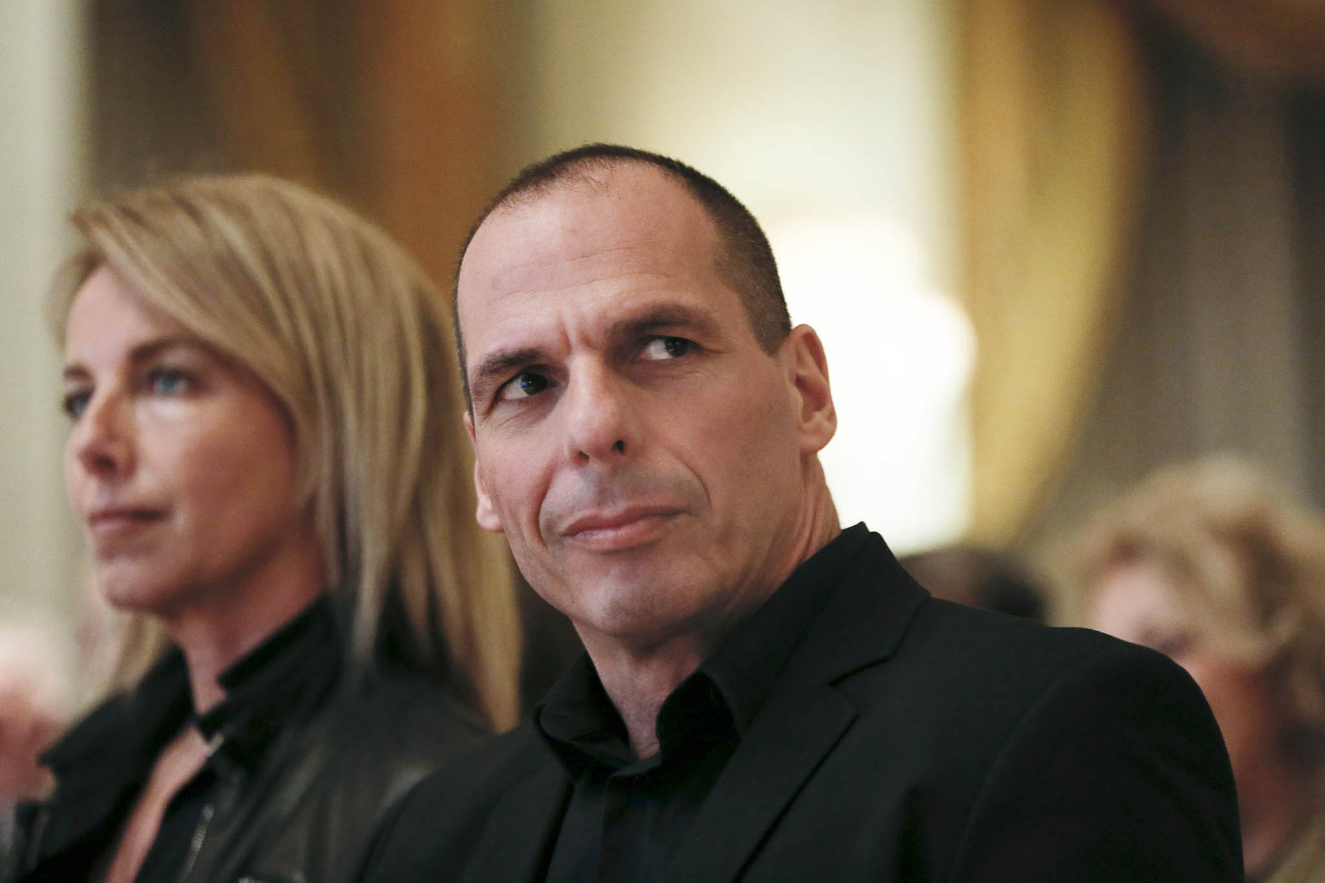 Řecký ministr financí Janis Varufakis s manželkou Danae Stratouovou
