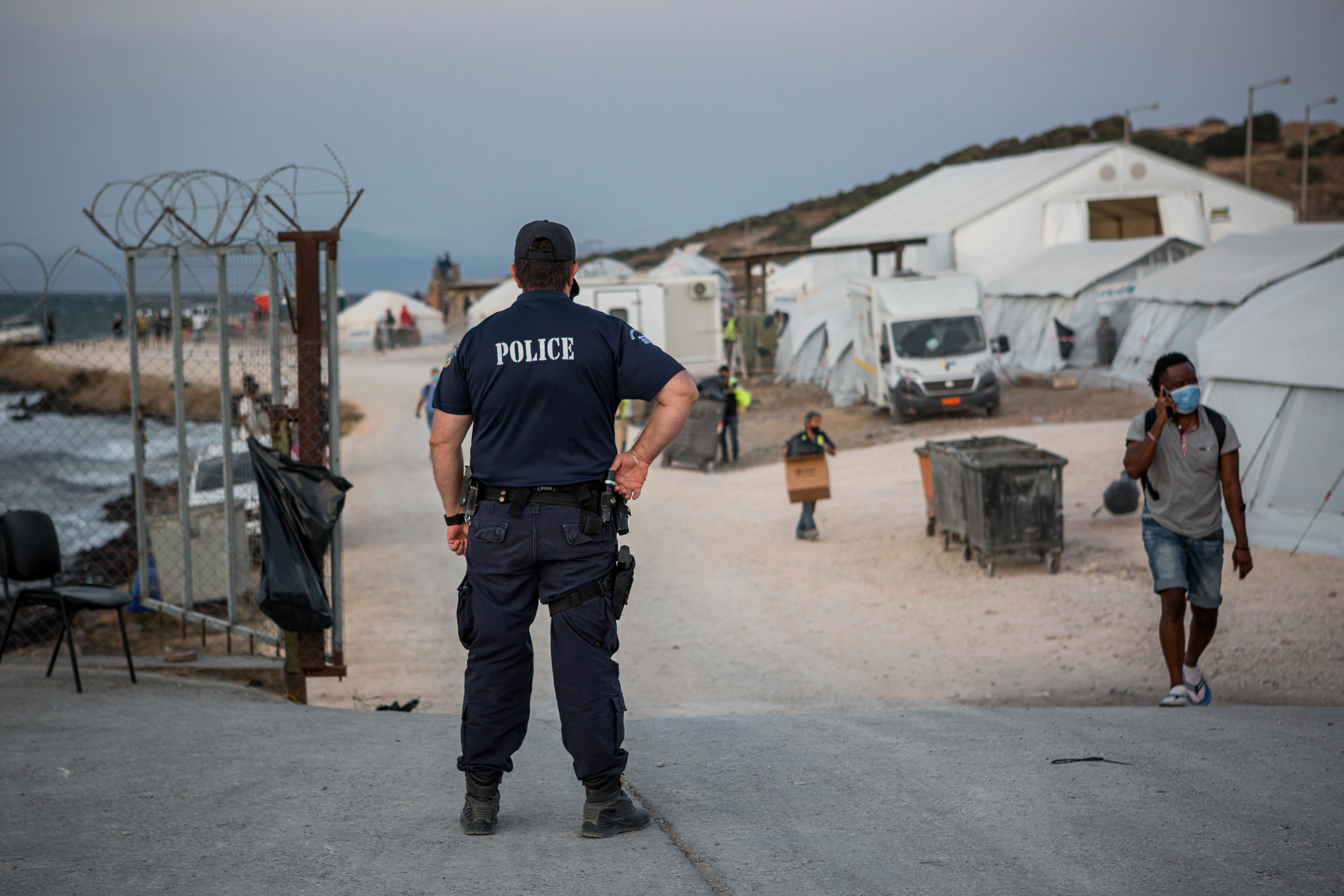 Počet policistů se po požáru na ostrově několikrát znásobil