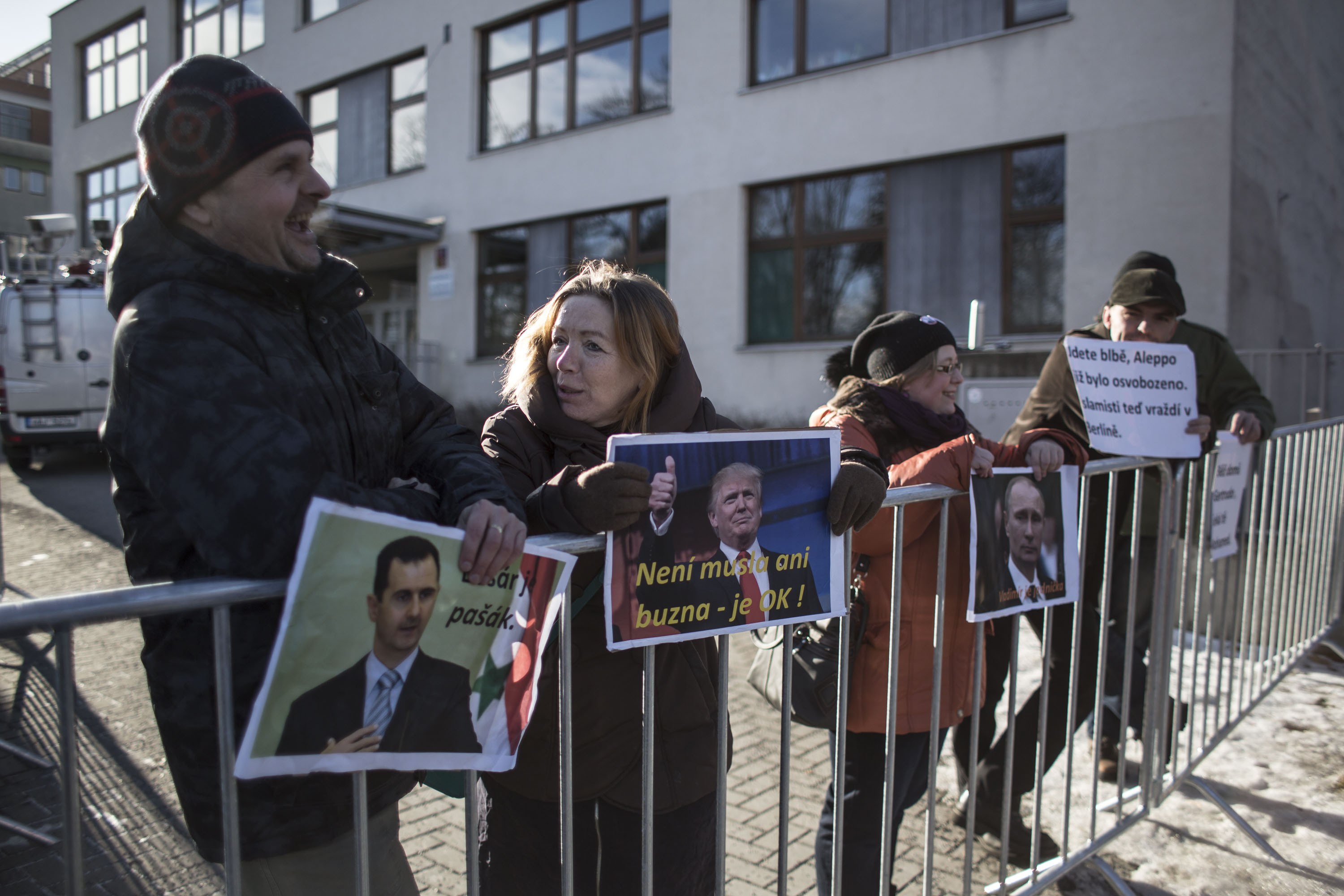 Odpůrci pochodu před syrskou ambasádou v Praze.