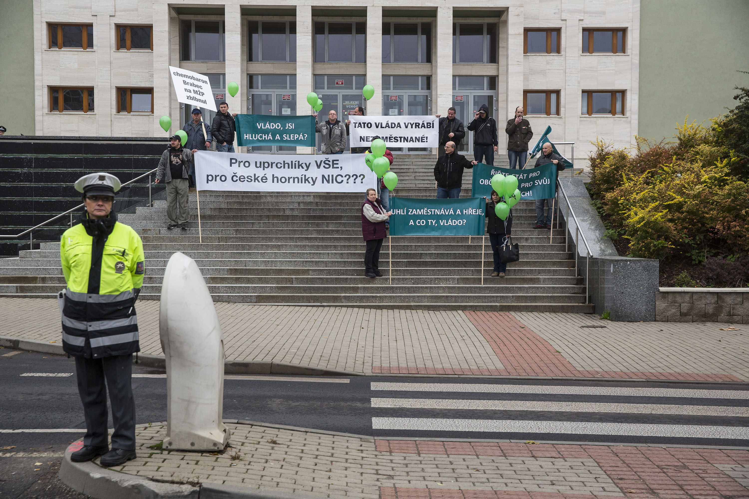 Demonstrace pro prolomení těžebních limitů, která se konala během jednání vlády v Ústí nad Labem, říjen, 2015