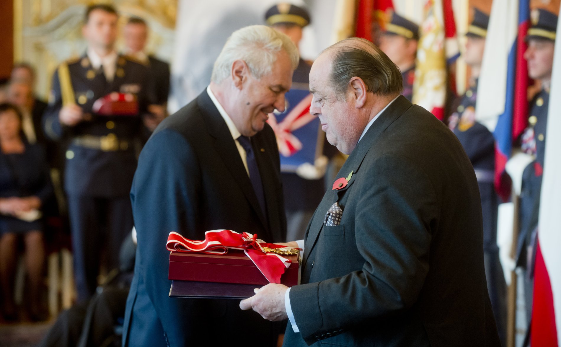 Za Winstona Churchilla převzal Řád bílého lva jeho vnuk Nicolas Soames (vpravo).