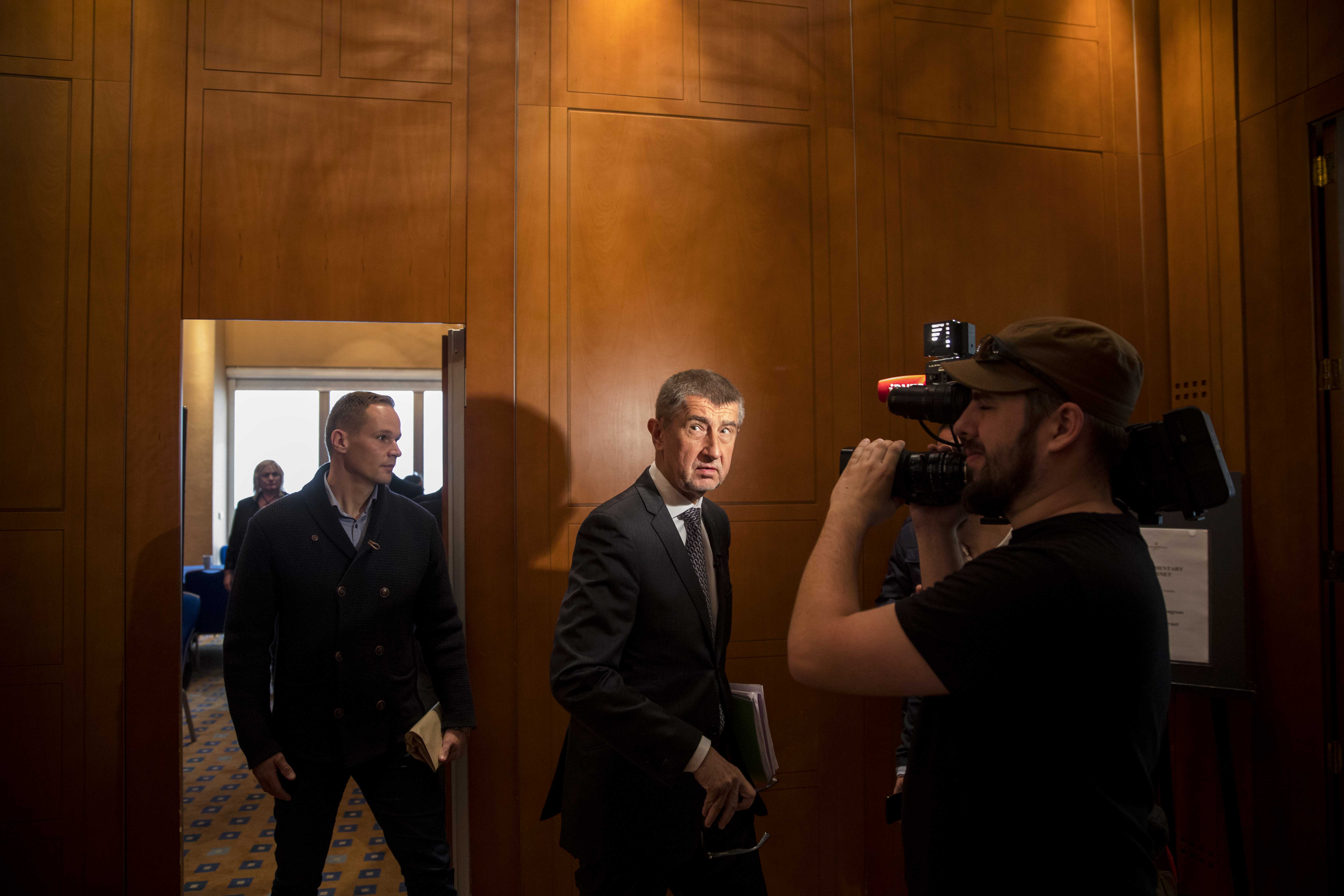 Andrej Babiš přichází na debatu idnes.cz, 10. 0. 2017