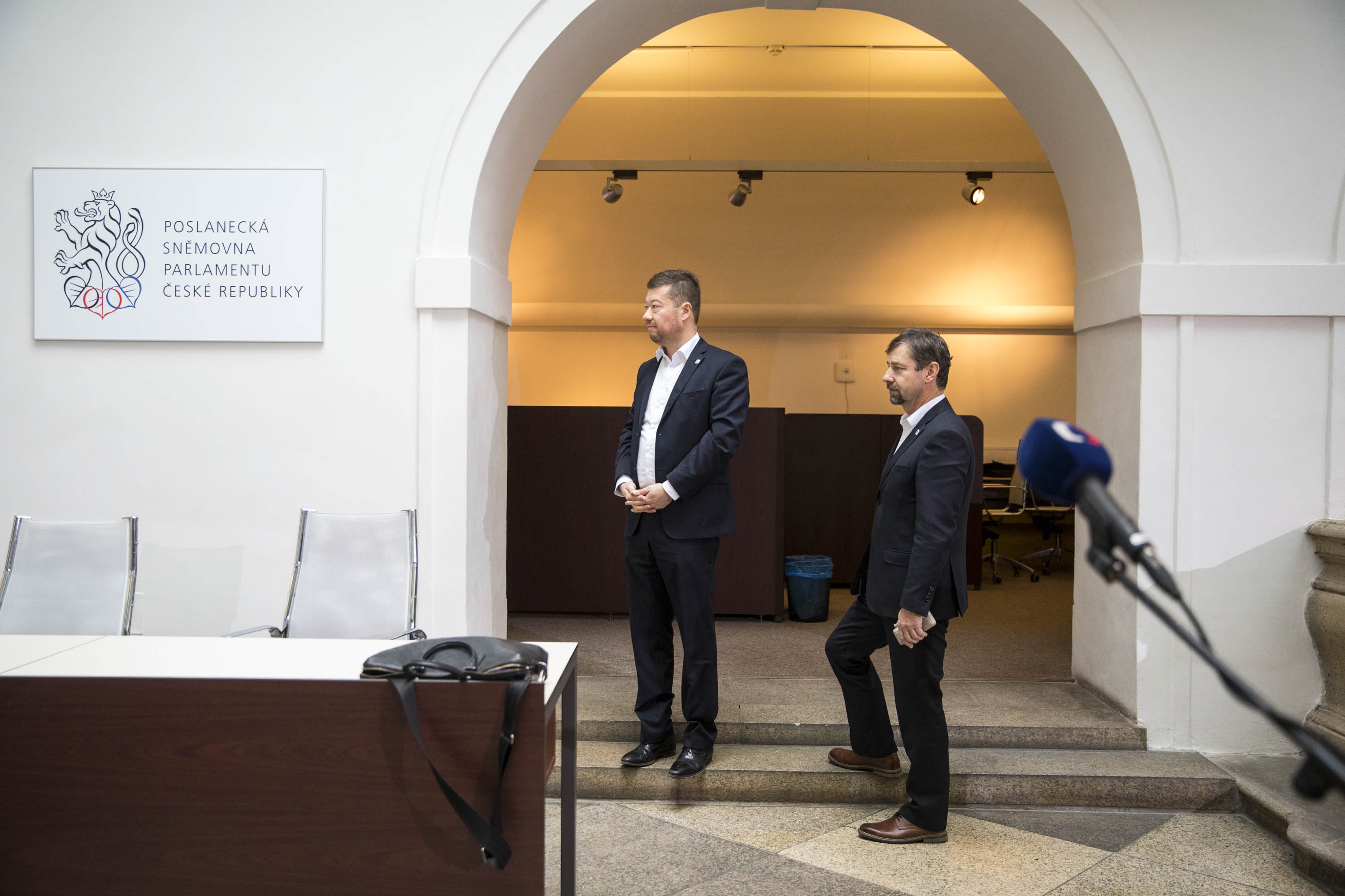 Jeden takový stojí Okamurovi po boku i na tiskovce: Radek Koten.