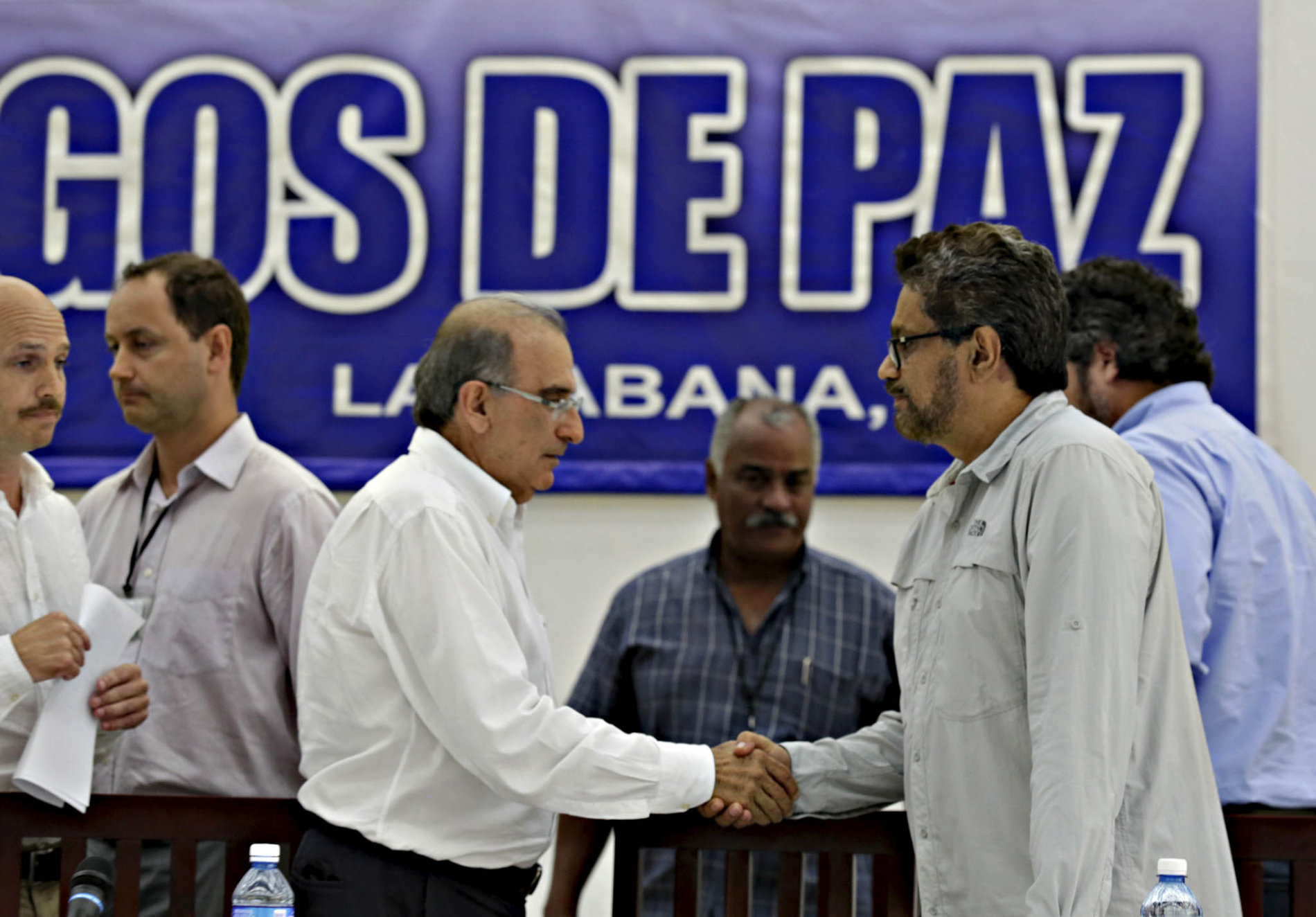Jednání v Havaně: Hlavní vyjednavač kolumbijské vlády Humberto de la Calle (vlevo) a jeho protějšek z hnutí FARC Ivan Marquez (vpravo)