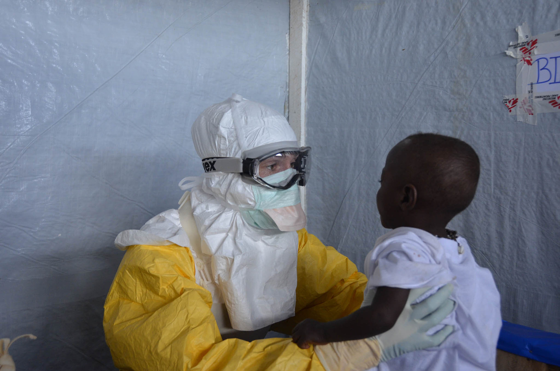 Šíření letošní epidemie se v Africe snažilo astavit přes tři tisíce spolupracovníků Lékařů bez hranic