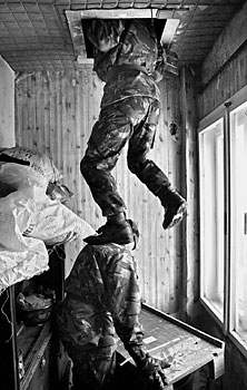 Fotografie: Evropa v roli stratéga. (EUFOR pátrá po ilegálních zbraních v bosenském Prijedoru.) Foto Profimedia.cz / AFP