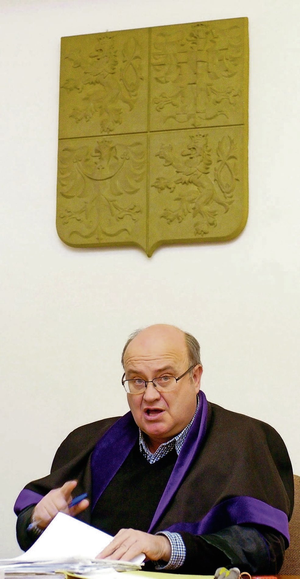 Soudce Ondřej Havlín je od soboty ve vazbě. Policie ho obvinila z korupce v souvislosti s jeho soudcovskou rozhodovací činností. Kromě něj čelí trestnímu stíhání dalších pět lidí.