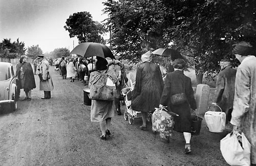 Fotografie: Franz Schwab chybí &ndash; ale dům mu stejně seberou. (Vyhnání, srpen 1946.) Foto Profimedia.cz / Corbis