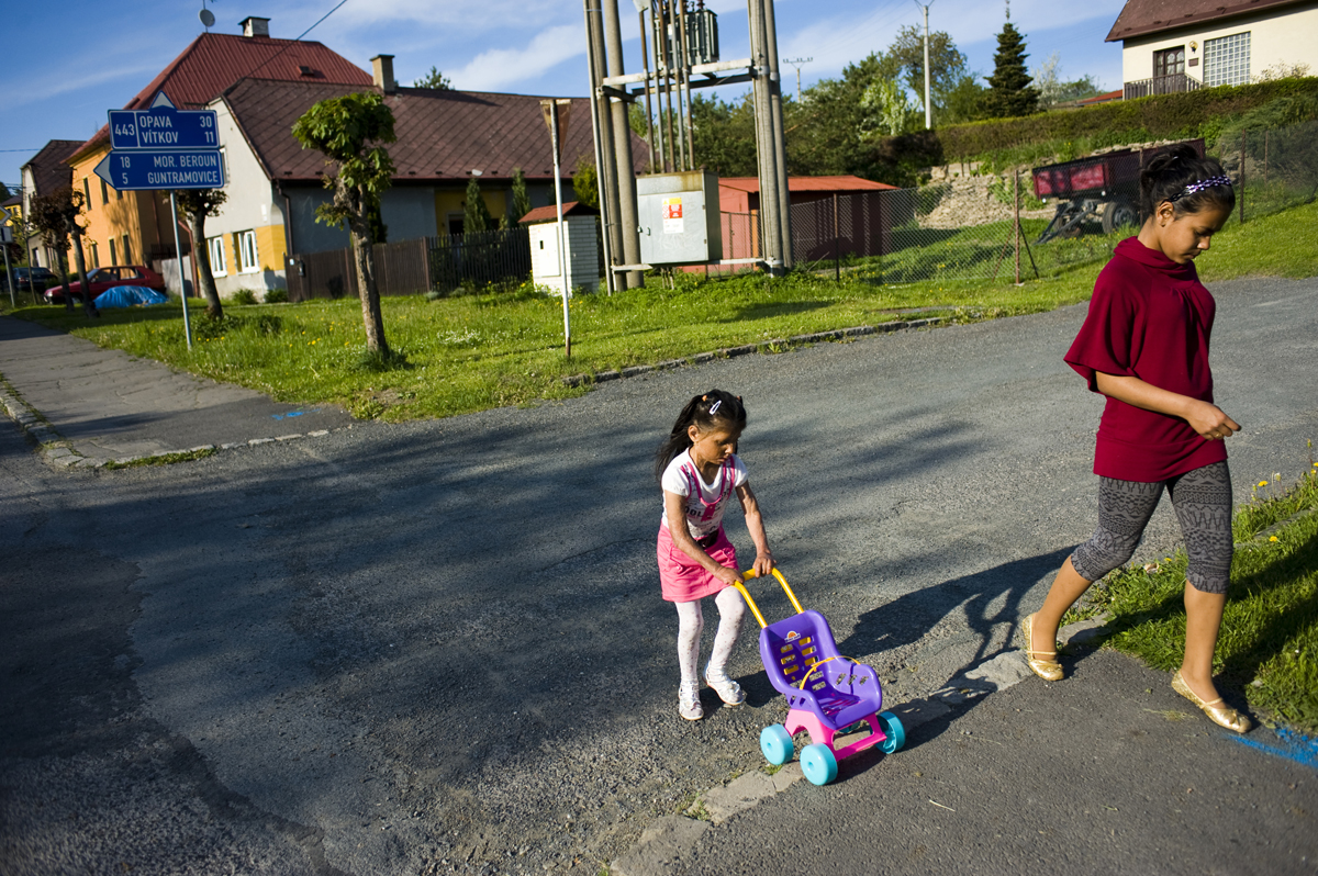 Uplynuly tři roky, co na rodinu Kudrikových zaútočili žháři. Na snímku Natálka Kudriková se starší sestrou.