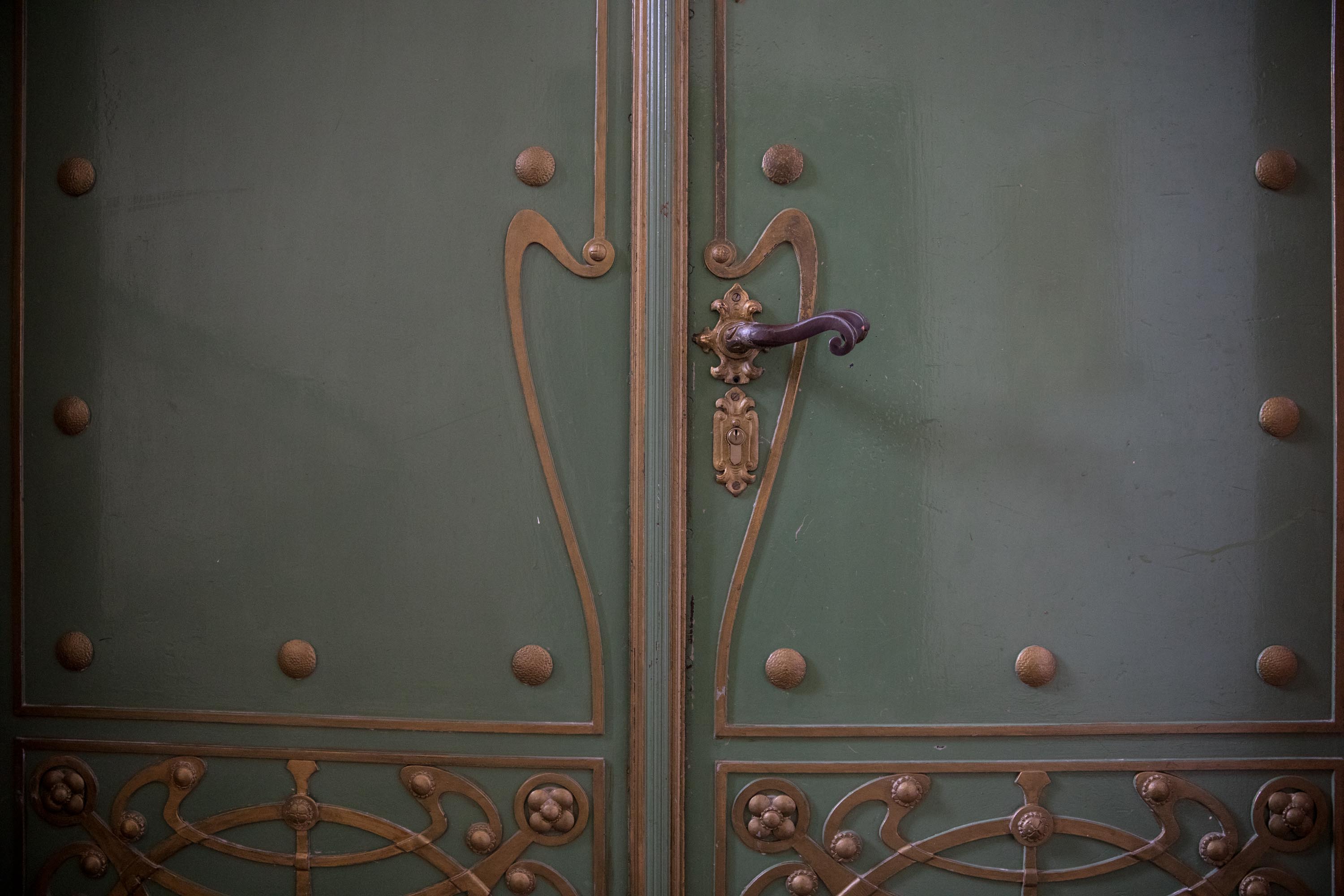 Detail secesních dveří.