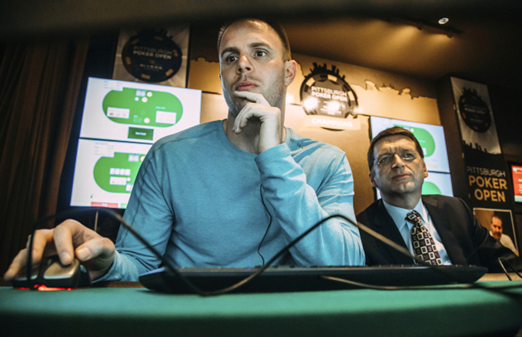 Professionální hráč Jason Les hraje poker proti programu Libratus