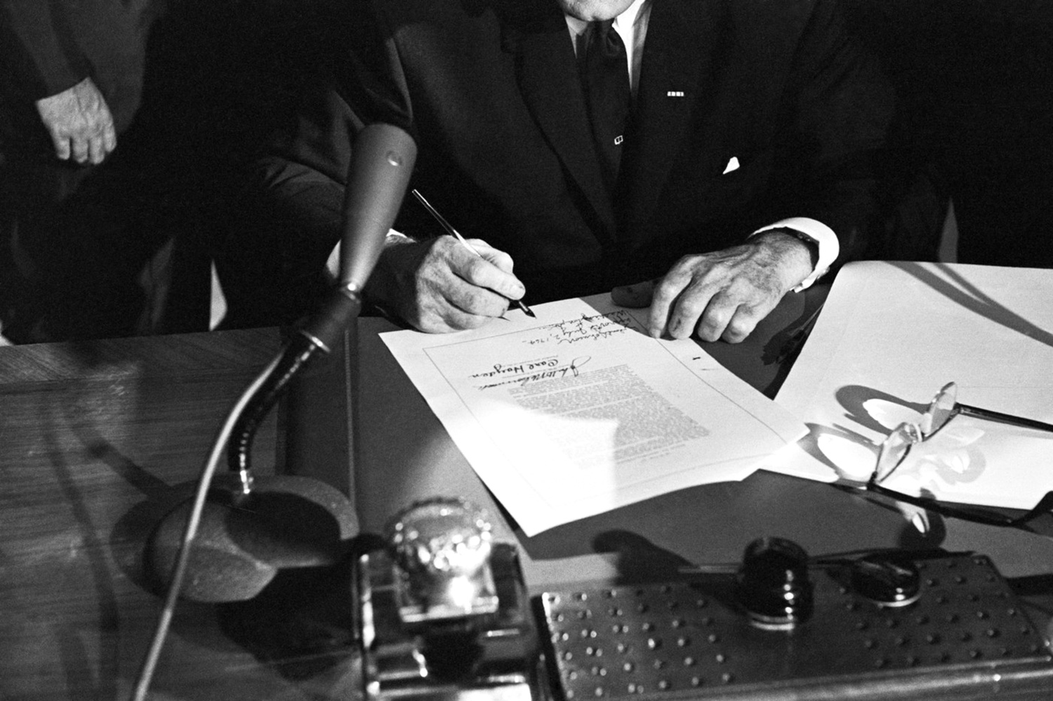 1964: Civil Rights Act zakazuje diskriminaci na základě rasy, barvy, pohlaví nebo původu v přístupu k zaměstnání nebo do veřejných prostor. 1965 pak  Voting Rights Act zrušil diskriminační praktiky a testy gramotnosti používané  tomu, aby černochům zabránily v registraci
