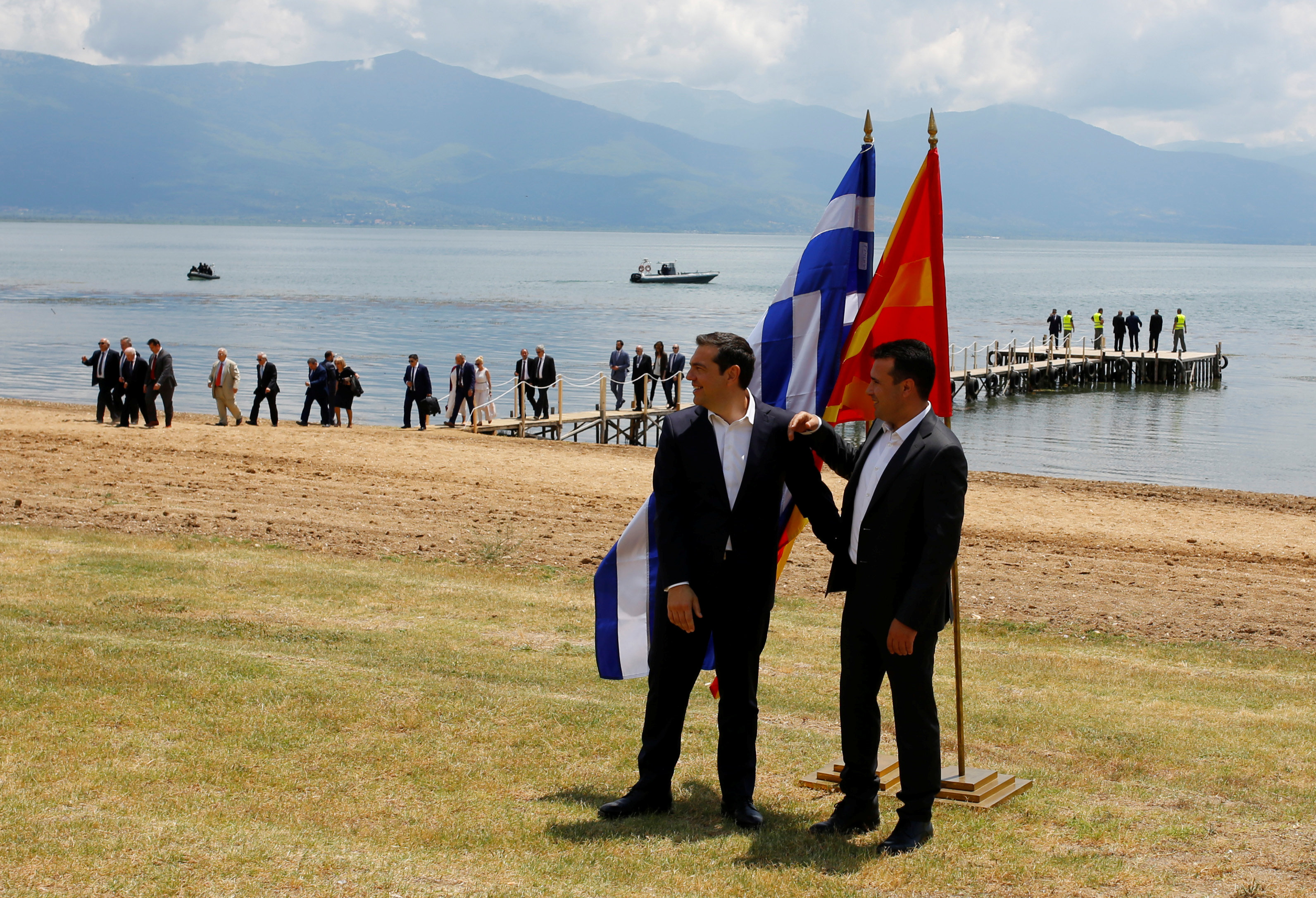 Makedonský premiér Zoran Zaev s řeckým protějškem Alexisem Tsiprasem po podpisu dohody ve vesnici Otesevo