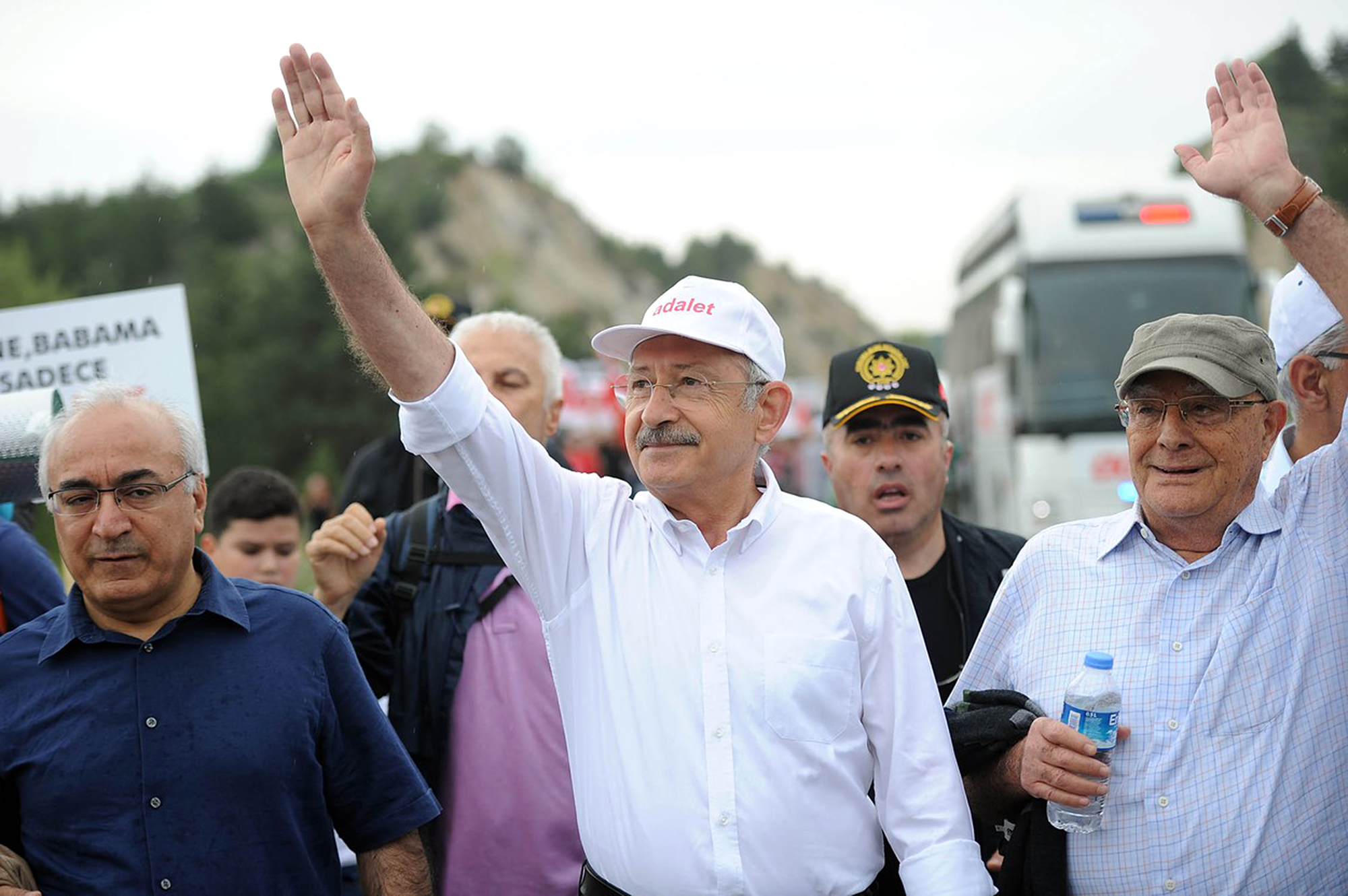 Lídr opoziční turecké strany CHP Kemal Kilicdaroglu na protestním pochodu