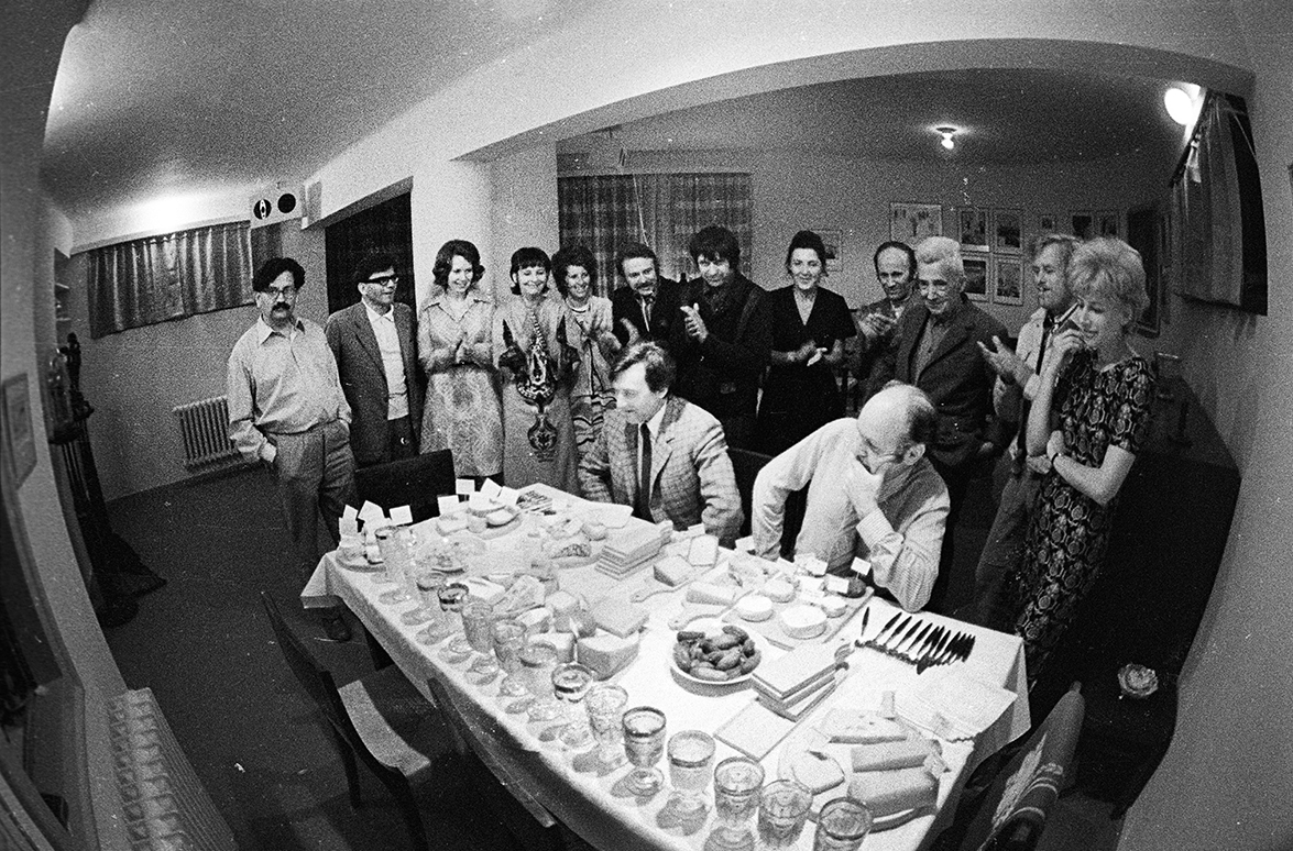 Václav Havel s manželkou Olgou a přáteli &ndash; disidenty u Pavla Kohouta, Sázava 1973