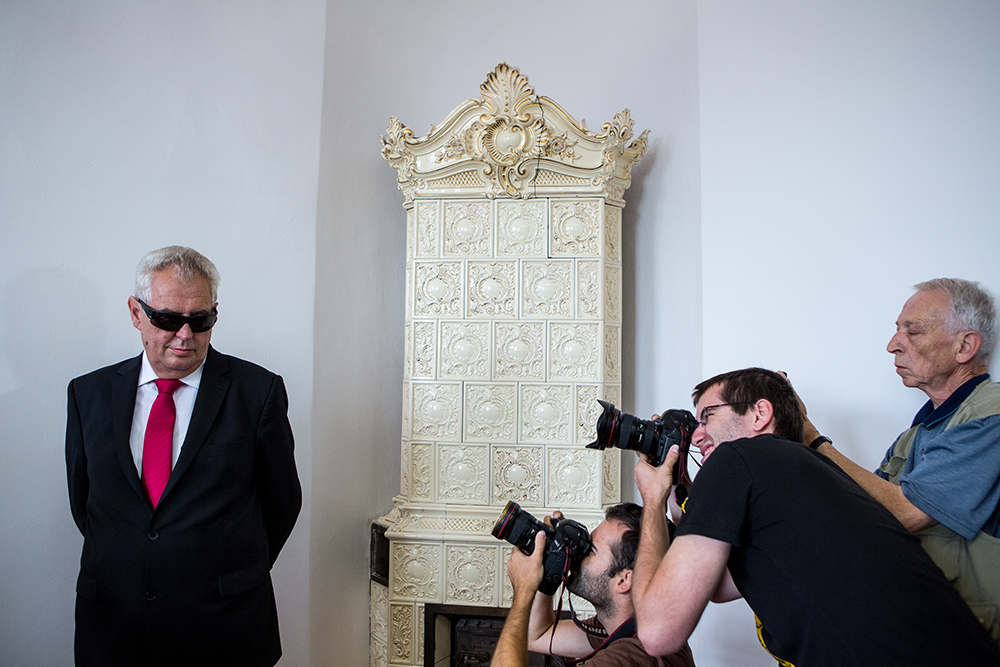 Přátelé si pomáhají. (Zeman)