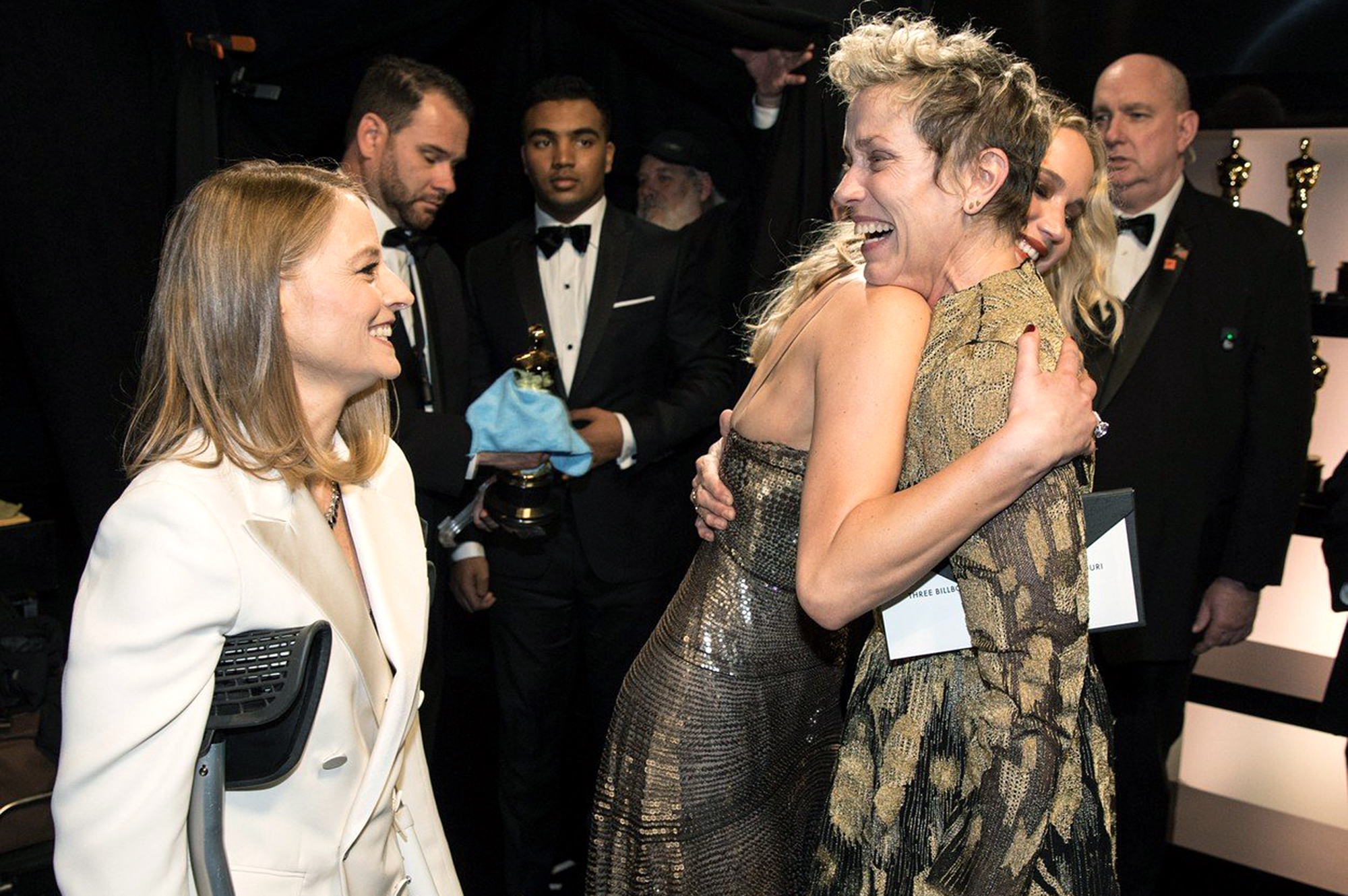 Jodi Foster a Jennifer Lawrence předaly hereckého Oscara Frances McDormand