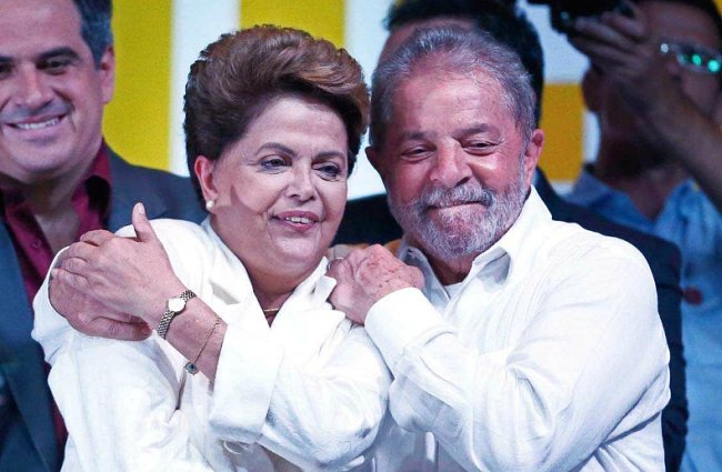 Exprezident Lula da Silva objímá svou nástupkyni Dilmu Rousseffovou po ohlášení volebních výsledků.