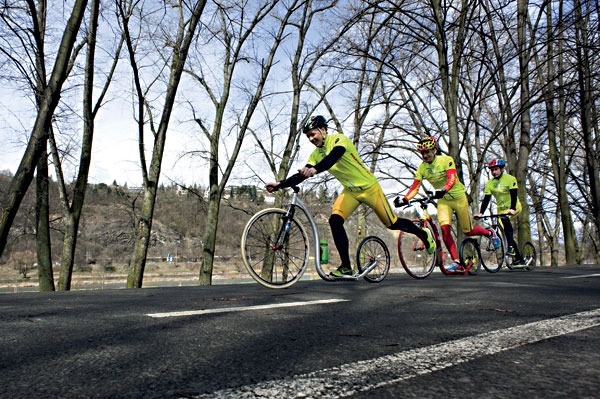 Na koloběžce se dá ujet Tour de France &ndash; prý. (Členové týmu Kick France trénují na Tour de France)