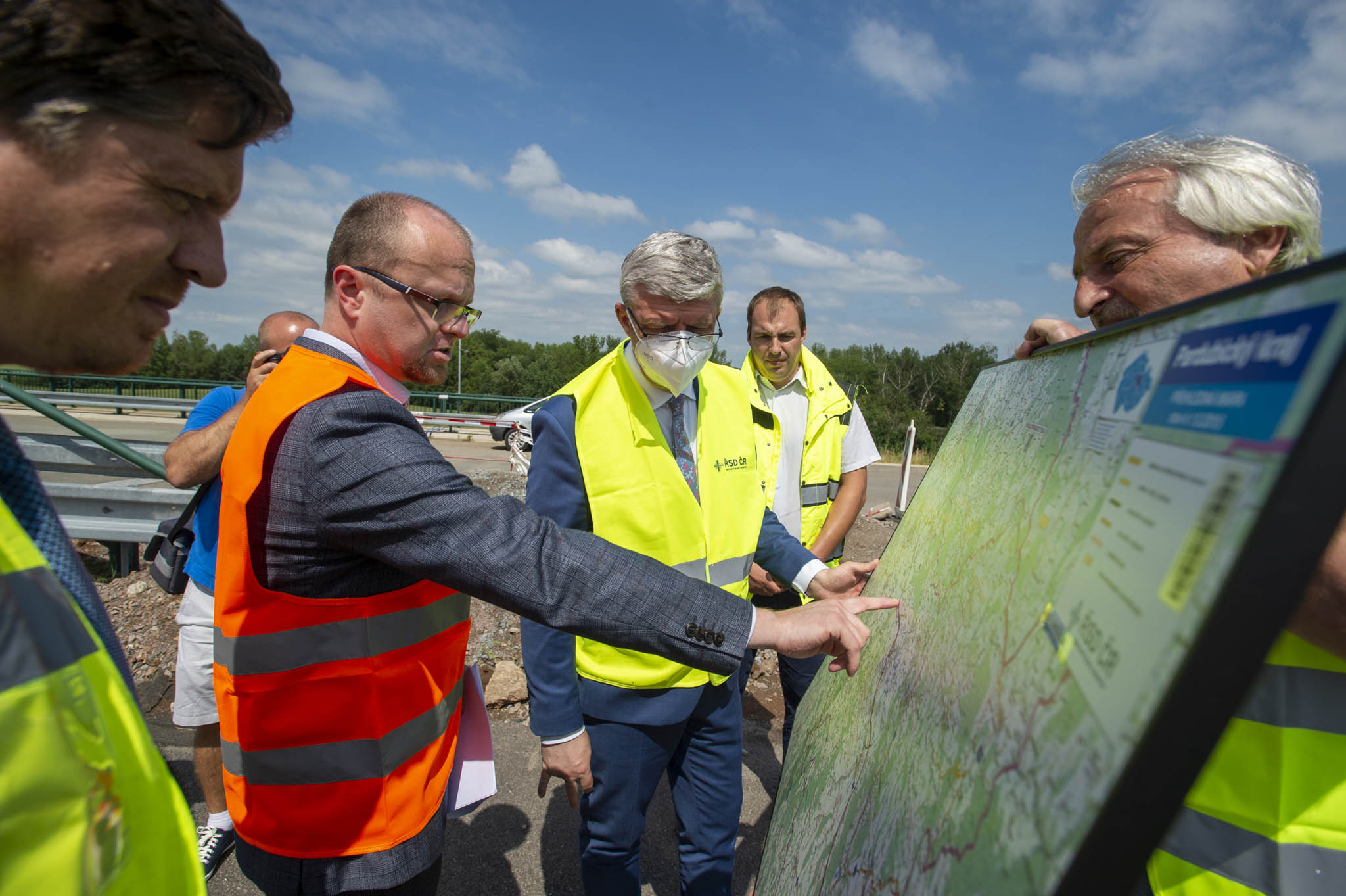 Dálnice D35, červen 2021: Hejtman Pardubického kraje Martin Netolický a ministr dopravy Karel Havlíček (za ANO)