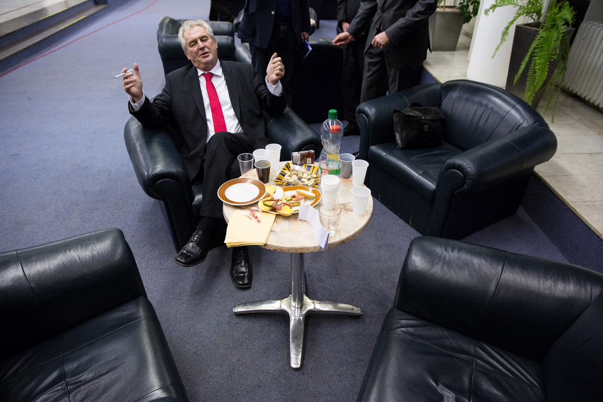 Miloš Zeman čeká na popelník v České televizi, leden, 2013