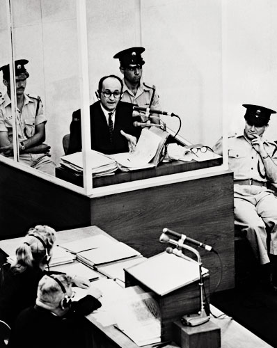 Fotografie: Nejslavnější úlovek Mosadu. (Eichmann u soudu) - Autor: Profimedia.cz, http://www.profimedia.cz