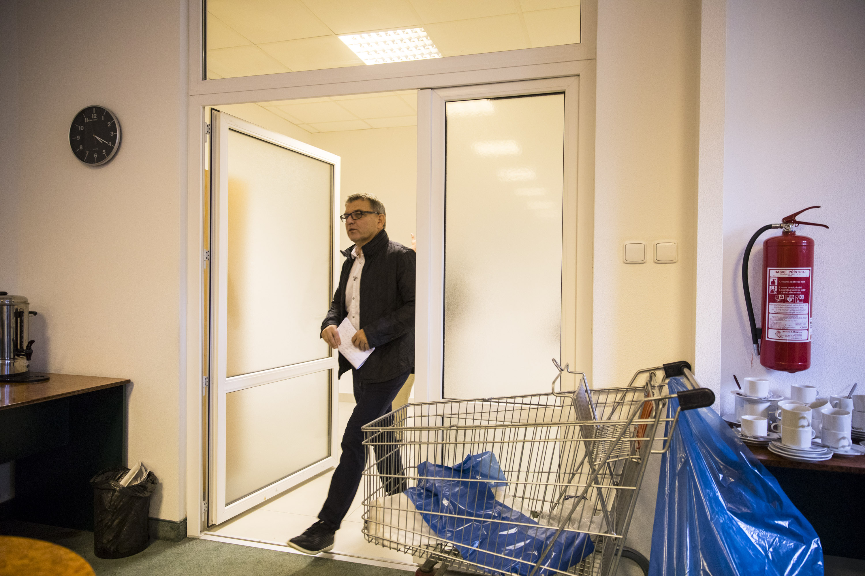 Lubomír Zaorálek míří na setkání s odboráři.