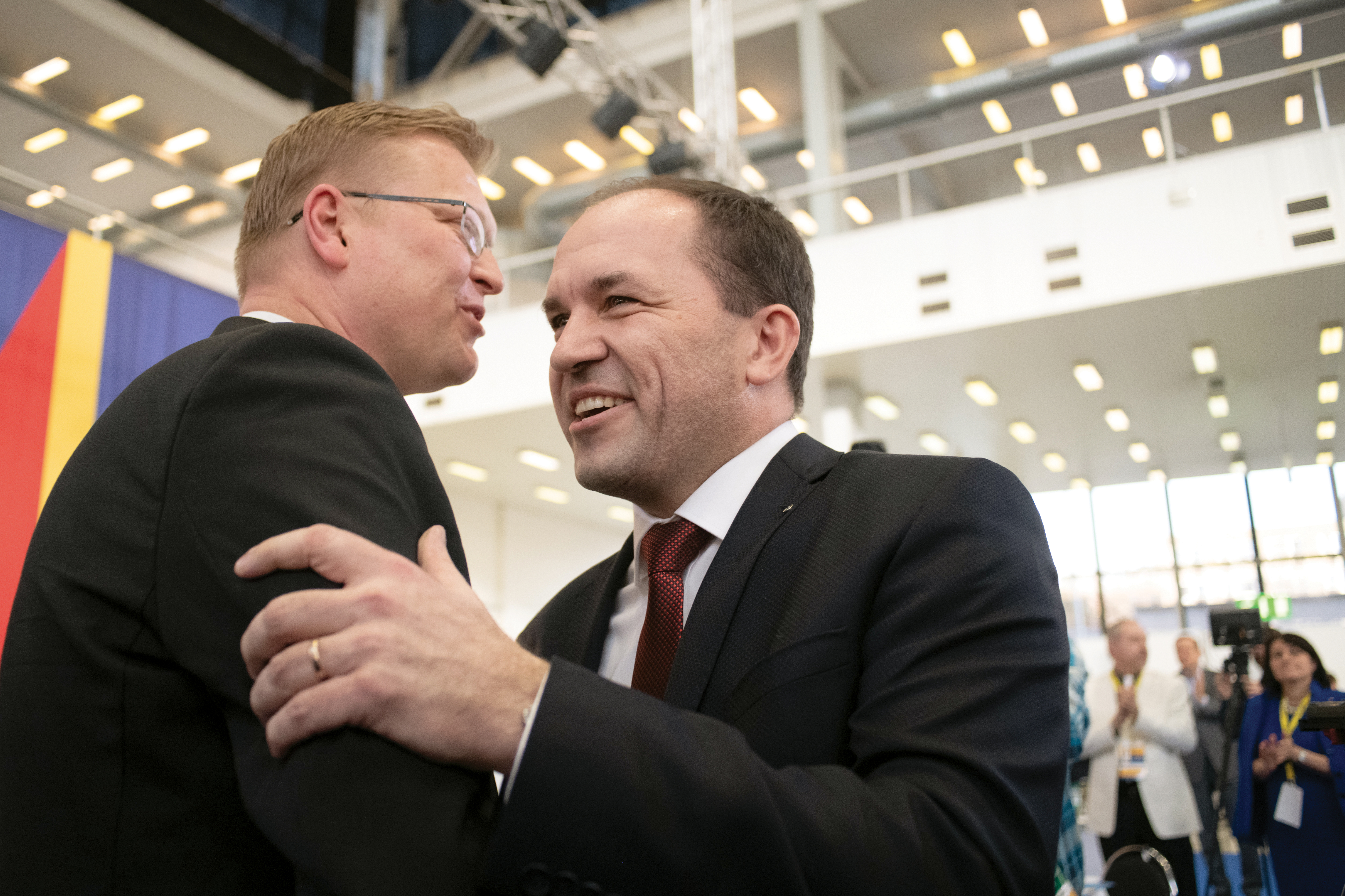 Pavel Bělobrádek s novým předsedou lidovců Markem Výborným)