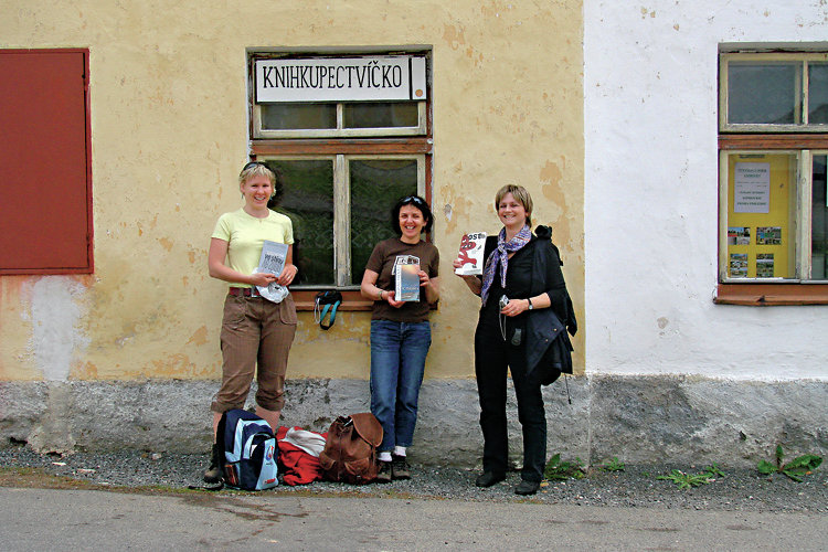 Žádný konzum. (Členky čtenářského kroužku &ndash; zleva Eva Hernová, Anna Hradilková a Michaela Valentová)