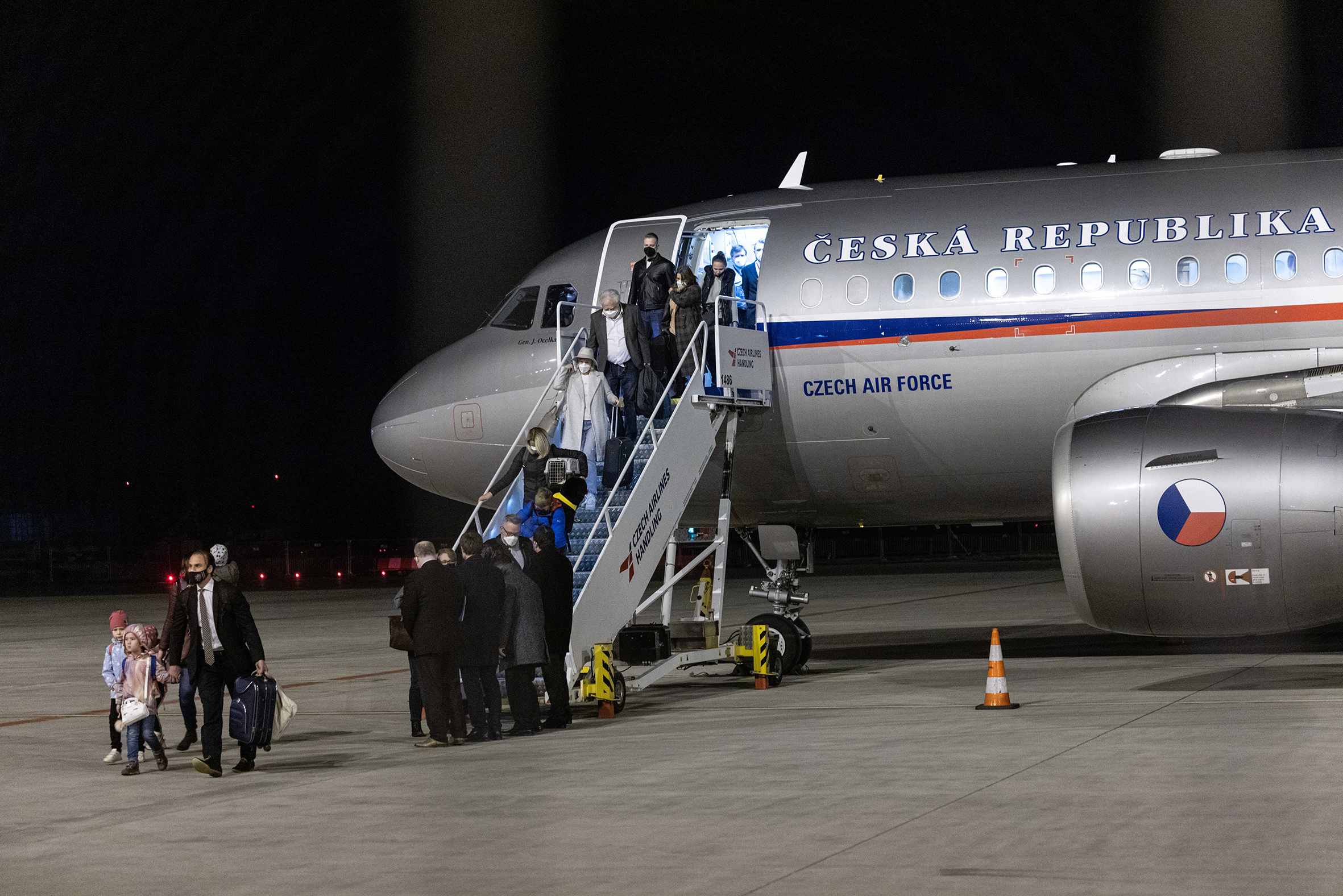 Návrat pracovníků české ambasády z Moskvy