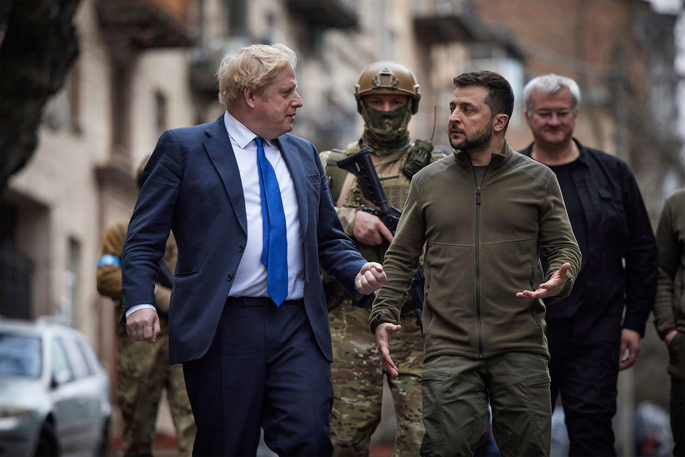 Britský premiér Boris Johnson a ukrajinský prezident Volodymyr Zelenskyj se procházejí po Kyjevě, 9. dubna 2022