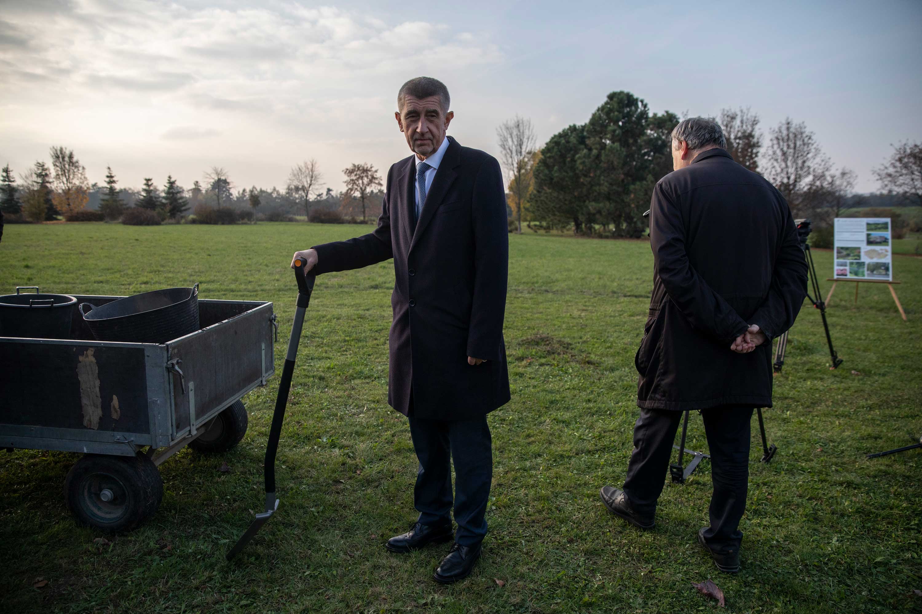 Andrej Babiš sází stromy, Pruhonice, říjen 2019