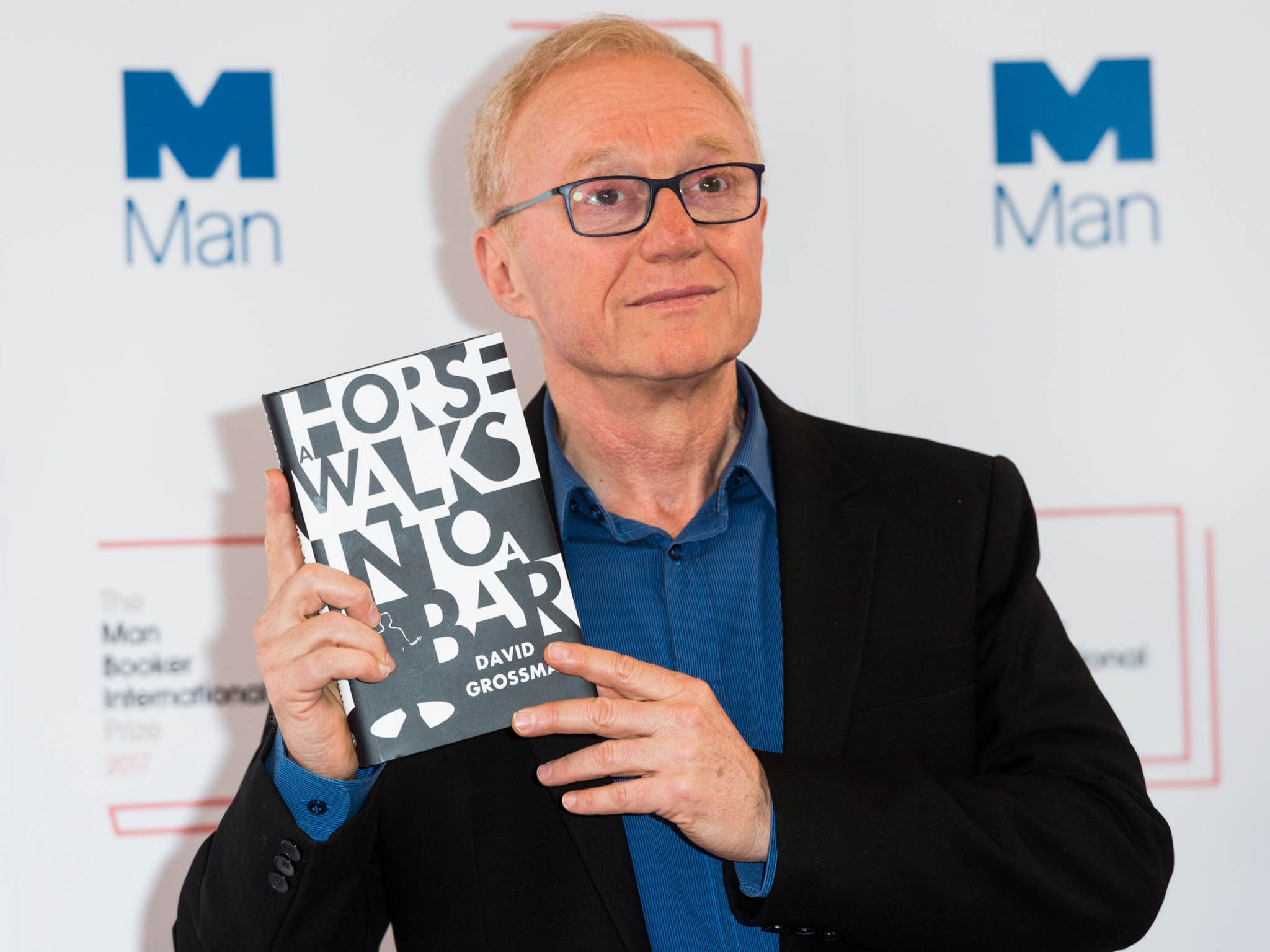 Hlavní host veletrhu, izraelský prozaik David Grossman, s knihou, jejíž český překlad tu představil