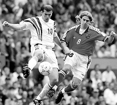 Fotografie: Hádanka: Co všechno se schová pod jednu stříbrnou medaili? (Karel Poborský bojuje o postup do finále na mistrovství Evropy v roce 1996.) Foto Profimedia.cz / AFP
