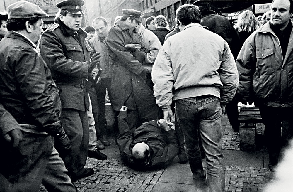 &bdquo;Najednou jsme byli všichni nepřátelé státu.&ldquo; (Václavské nám., leden 1989)
