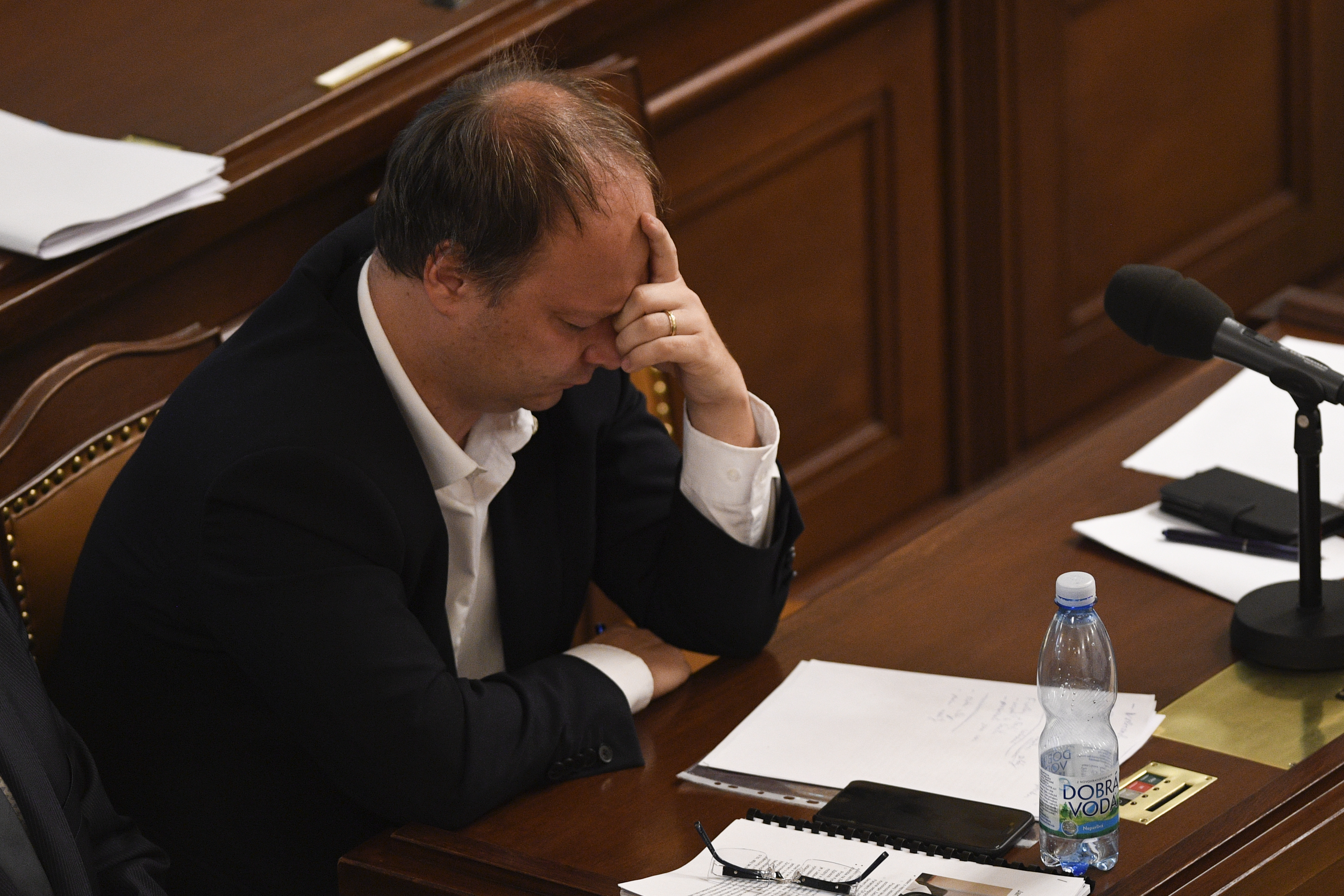 Senátor Václav Láska, iniciátor ústavní žaloby na prezidenta, při jejím projednávání ve Sněmovně