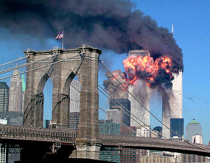 Newyorská "Dvojčata" hoří po útocích 11. září 2001