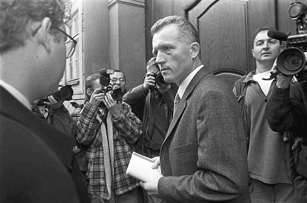 Václav Klaus se ze Sarajeva dovolal Miroslavu Mackovi, který se ho snažil  přesvědčit, že jde o mocenský puč a že se nesmí vzdát.