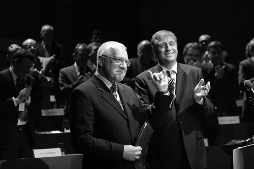 Fotografie: Hádejte, komu z nich se tleskalo vestoje. (Klaus a Topolánek v Brně.) Foto Günter Bartoš