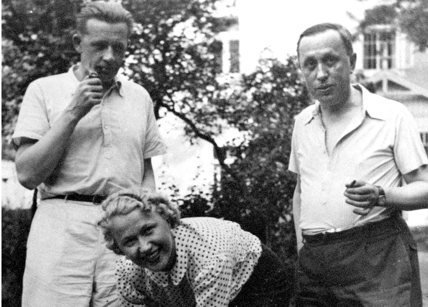 Před vchodem do letního domu ve Strži. (Zleva Peroutka, Scheinpflugová, Čapek, 1937)