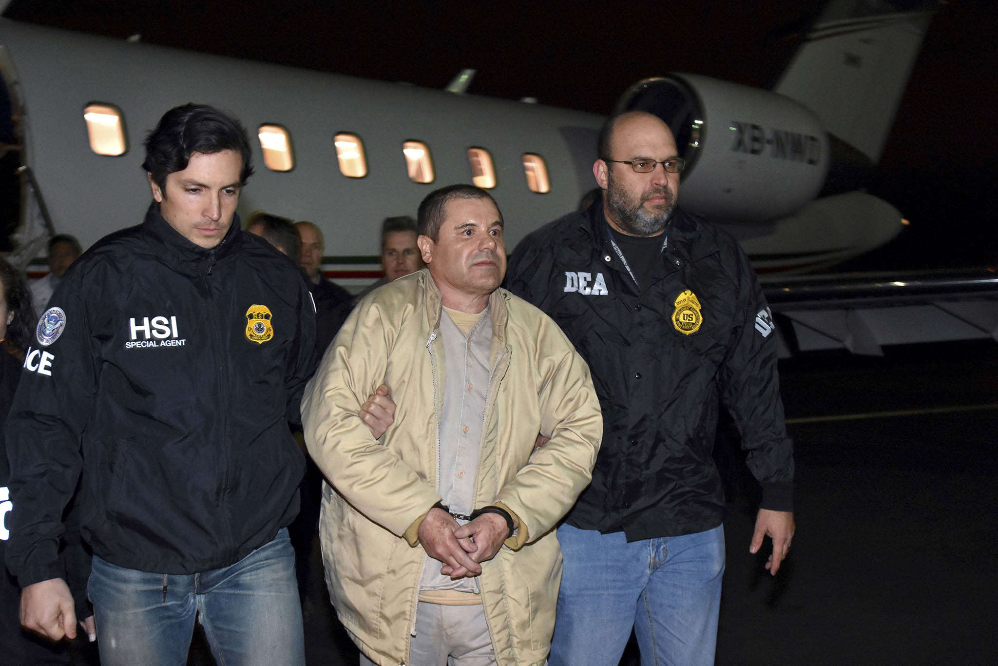 Prcek za mřížemi: Joaquin Archivaldo Guzmán Loera při příletu do USA s agenty bezpečnostních úřadů HSI a DEA